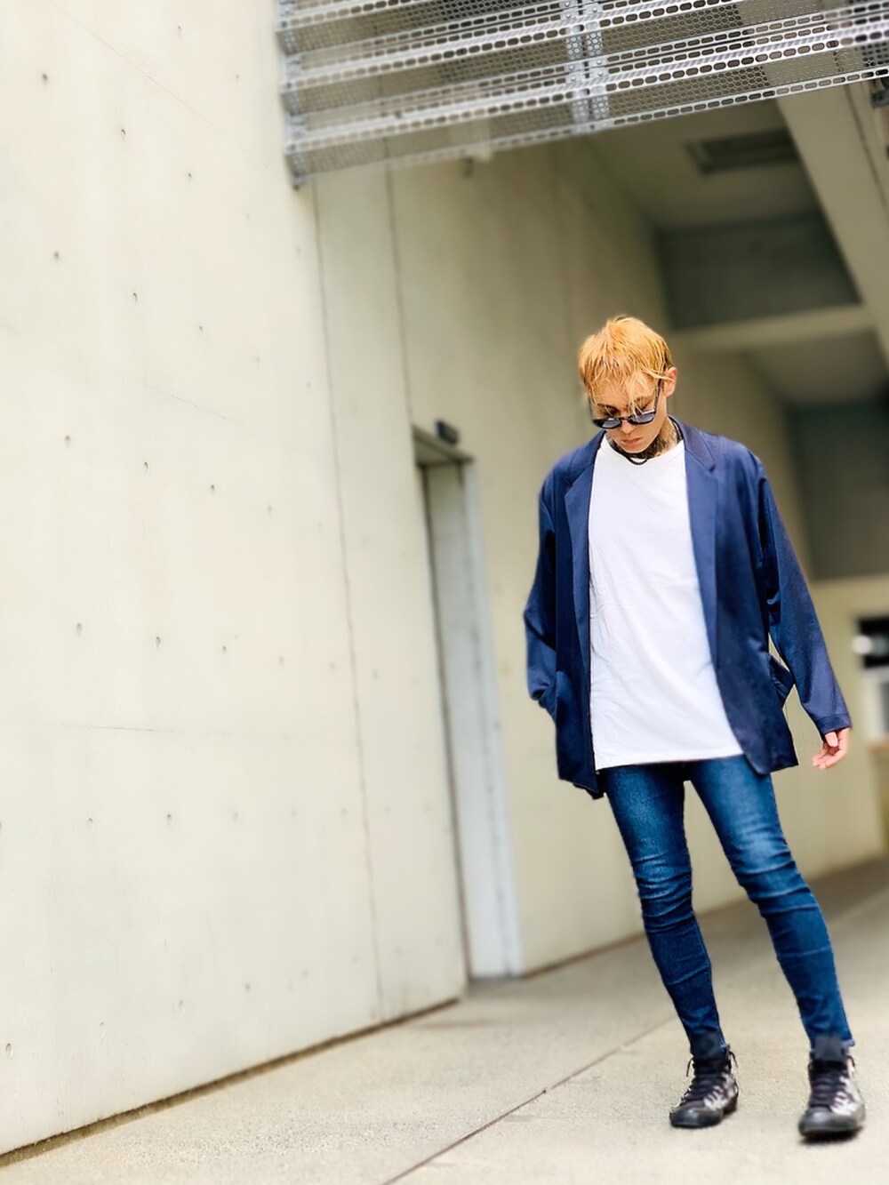「シンプルコーデ、オトナカジュアル、秋服、秋コーデ、ラフ、タンクトップ、ノースリーブ、ネックレス、SBG、ブレスレット、キレイめ、カジュアルコーデ、ジャケット、コンバース、テーラードジャケット」｜「SBGのSBG 金属アレルギー対応 ステンレス喜平チェーンネックレス（ネックレス、ブラック系）」を使った、TETUさん（メンズ・174cm）の秋コーディネートの4枚目の写真