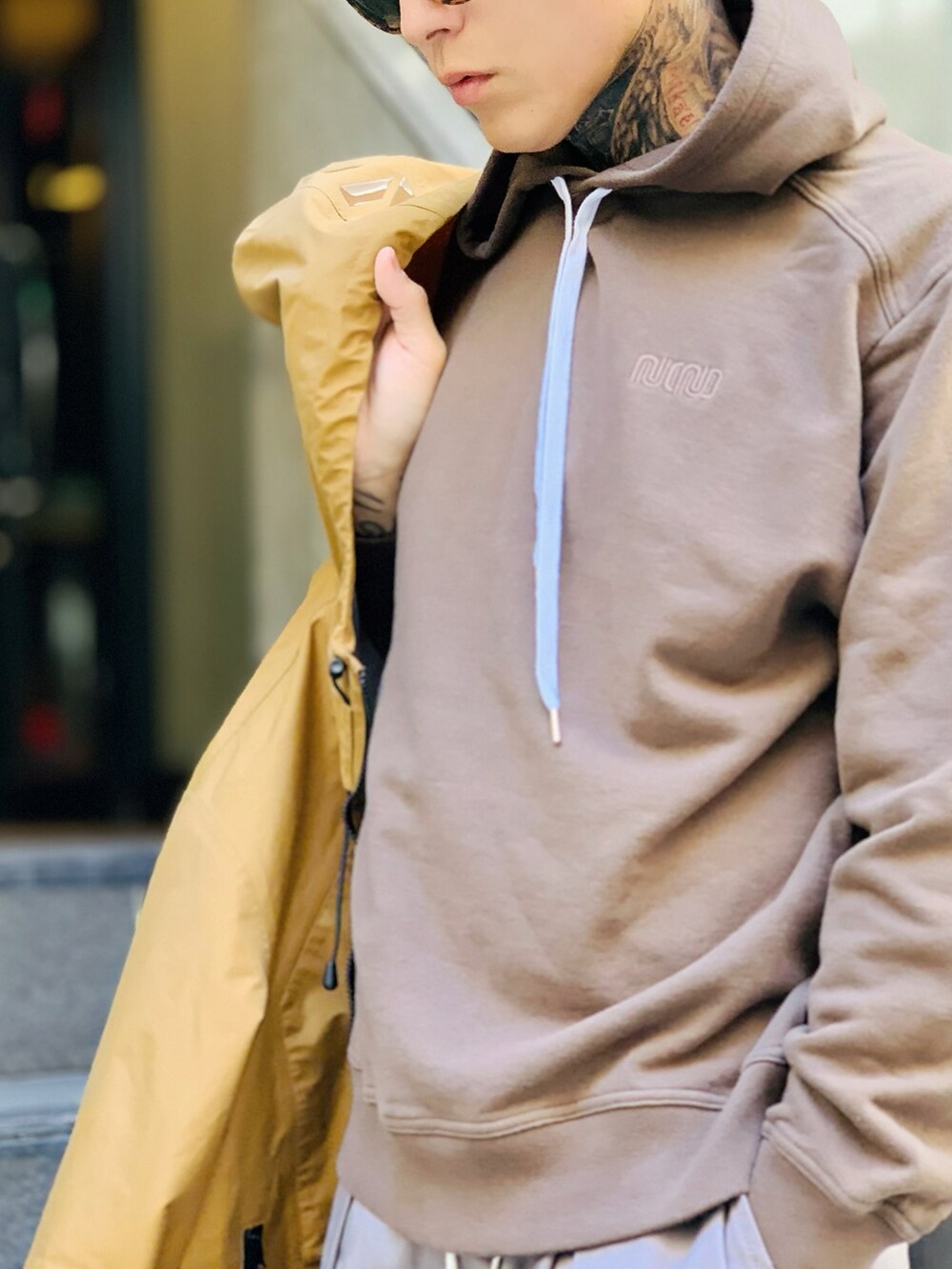 「マウンテンパーカー、ベージュ、パーカー、秋のコーデ、ブラウン、NUMBER (N)INE、パーカーコーデ、秋冬コーデ、シェフパンツ、ロールキャップ」｜「NUMBER (N)INEのN(N) LOGO EMBROIDERED  HOODY SWEATSHIRT/N(N)ワンポイント刺繍 パーカー（パーカー、ブラウン系）」を使った、TETUさん（メンズ・174cm）の秋コーディネートの2枚目の写真
