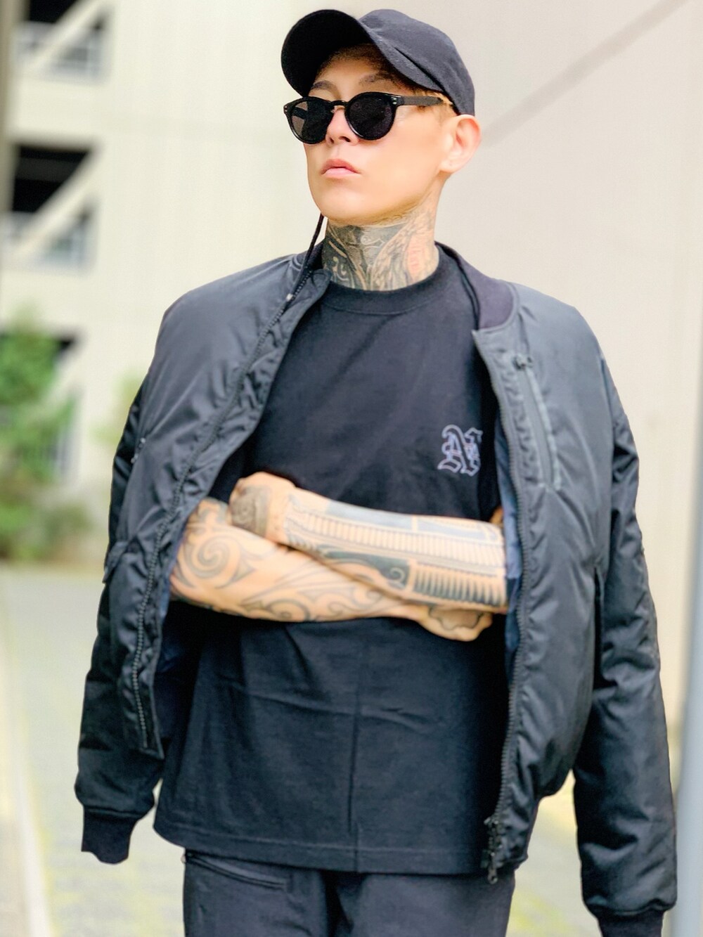 「ブラック、MA-1、ブラックコーデ、ストリート、バックプリント、NUMBER (N)INE、バックスタイル、ストリートコーデ、韓国ファッション、秋コーデ」｜「NUMBER (N)INEのPRINTED ASYMMETRIC POCKET MA-1 / アシンメトリックポケット MA-1 (プリント)（ミリタリージャケット、ブラック系）」を使った、TETUさん（メンズ・174cm）の秋コーディネートの2枚目の写真