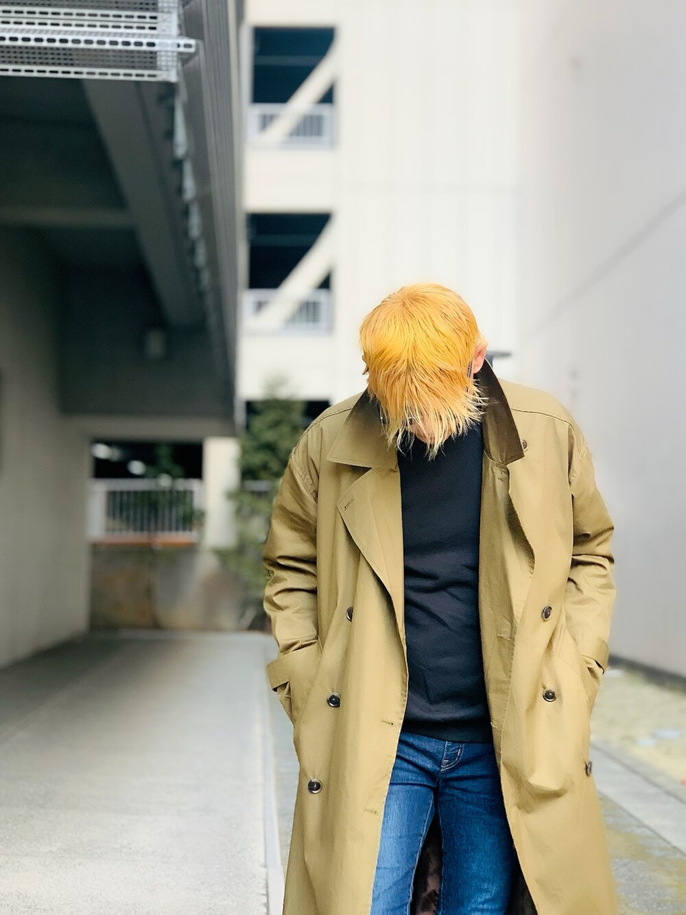 「春、大人コーデ、スプリングコート、春コーデ、ADMIX、admixjapan、アドミックス、オーバーサイズ、ビッグシルエット、スキニーデニム、スニーカー、コンバース、converse、シンプルコーデ、シンプル」｜「ADMIX/ATELIER SAB MENのコットンツイル ／ オーバーサイズ マキシ丈 ロング トレンチコート スプリングコート（トレンチコート、グリーン系）」を使った、TETUさん（メンズ・174cm）の冬コーディネートの4枚目の写真