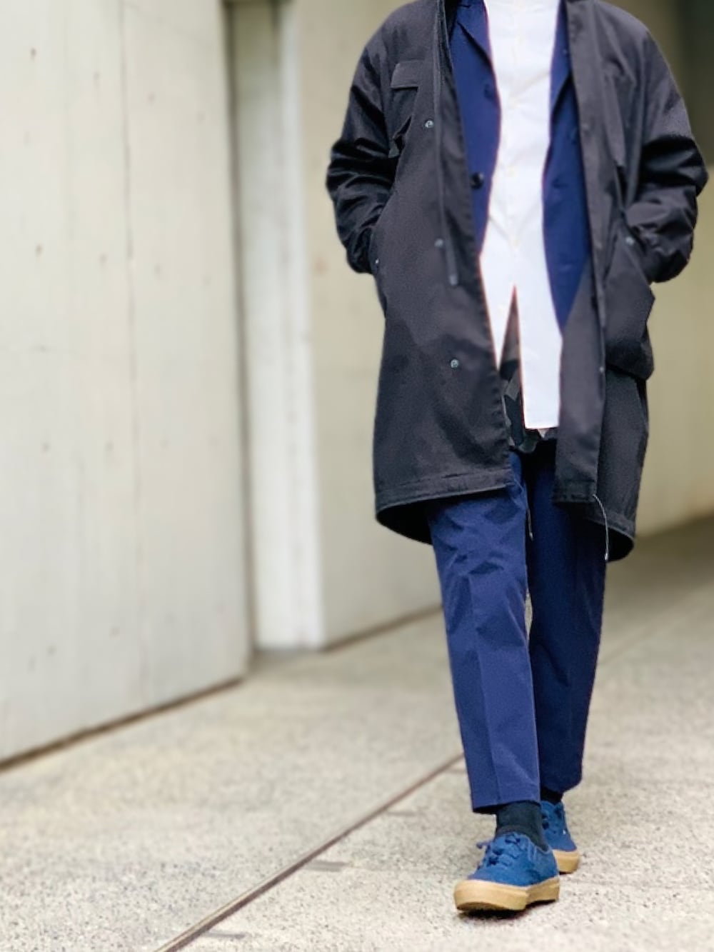 「オーバーサイズ、セットアップ、NEW ERA、キャップ、ネイビー、モッズコート、ノーカラーシャツ、シャツスタイル、NUMBER (N)INE、スニーカーコーデ」｜「NUMBER (N)INEの2WAY QUILTING COAT / 2WAY キルティング コート（ミリタリージャケット、ブラック系）」を使った、TETUさん（メンズ・174cm）の冬コーディネートの4枚目の写真