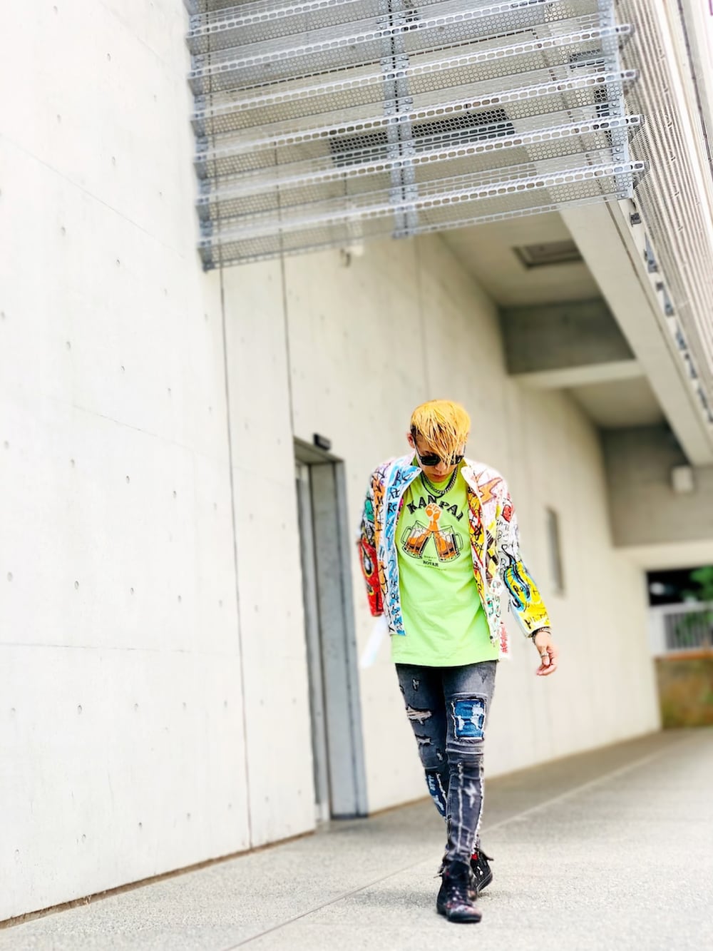 ホワイト系のライダースジャケット、ホワイト系のライダースジャケット、ホワイト系のライダースジャケットを着用したメンズの夏コーディネートの4枚目の写真