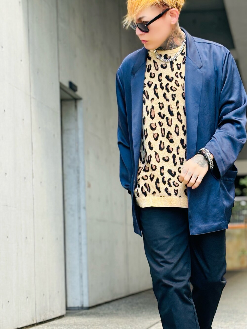 「春コーデ、オトナカジュアル、シンプル、ストリートコーデ、シンプルスタイル、きれいめカジュアル、adidas spezial、サマーニット、ジャケット、レオパード、スニーカー、シルバーアクセサリー、NUMBER (N)INE、春アウター、ビッグシルエット」|「adidasのアイテム(スニーカー、グリーン系)」を使った、TETUさん(メンズ・174cm)の春コーディネートの2枚目の写真