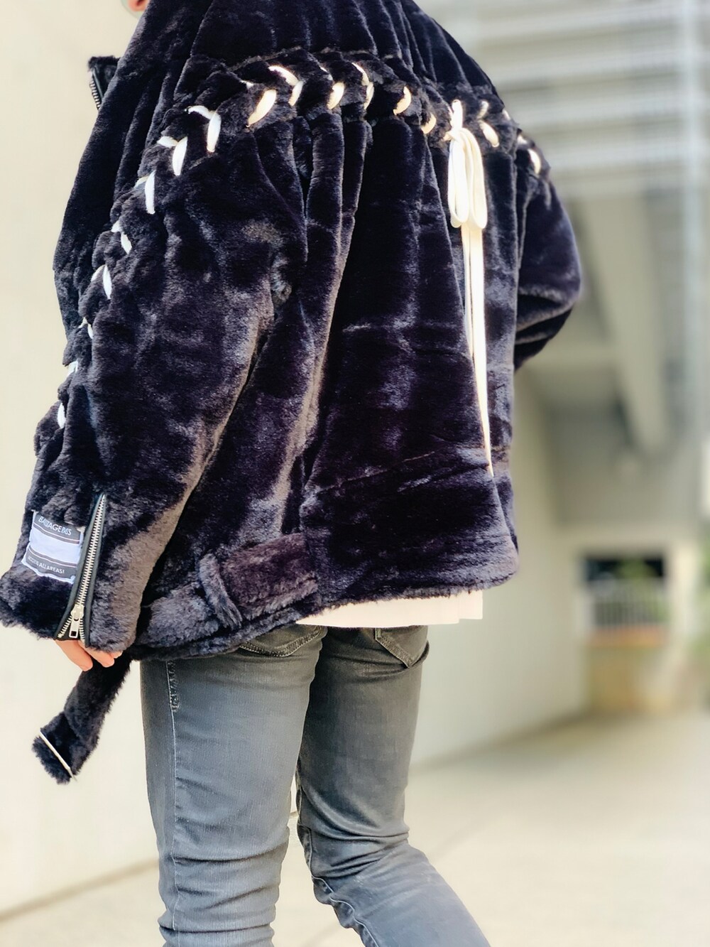 「スニーカーコーデ、コンバース、ライダース、ライダースジャケット、BACKSTAGE PASS、春コーデ、デニム、デニムパンツ、Diesel、converse、ロンT、SBG、オーバーサイズ、ビッグシルエット」｜「BACKSTAGE PASSのアイテム（ライダースジャケット、ブラック系）」を使った、TETUさん（メンズ・174cm）の春コーディネートの4枚目の写真