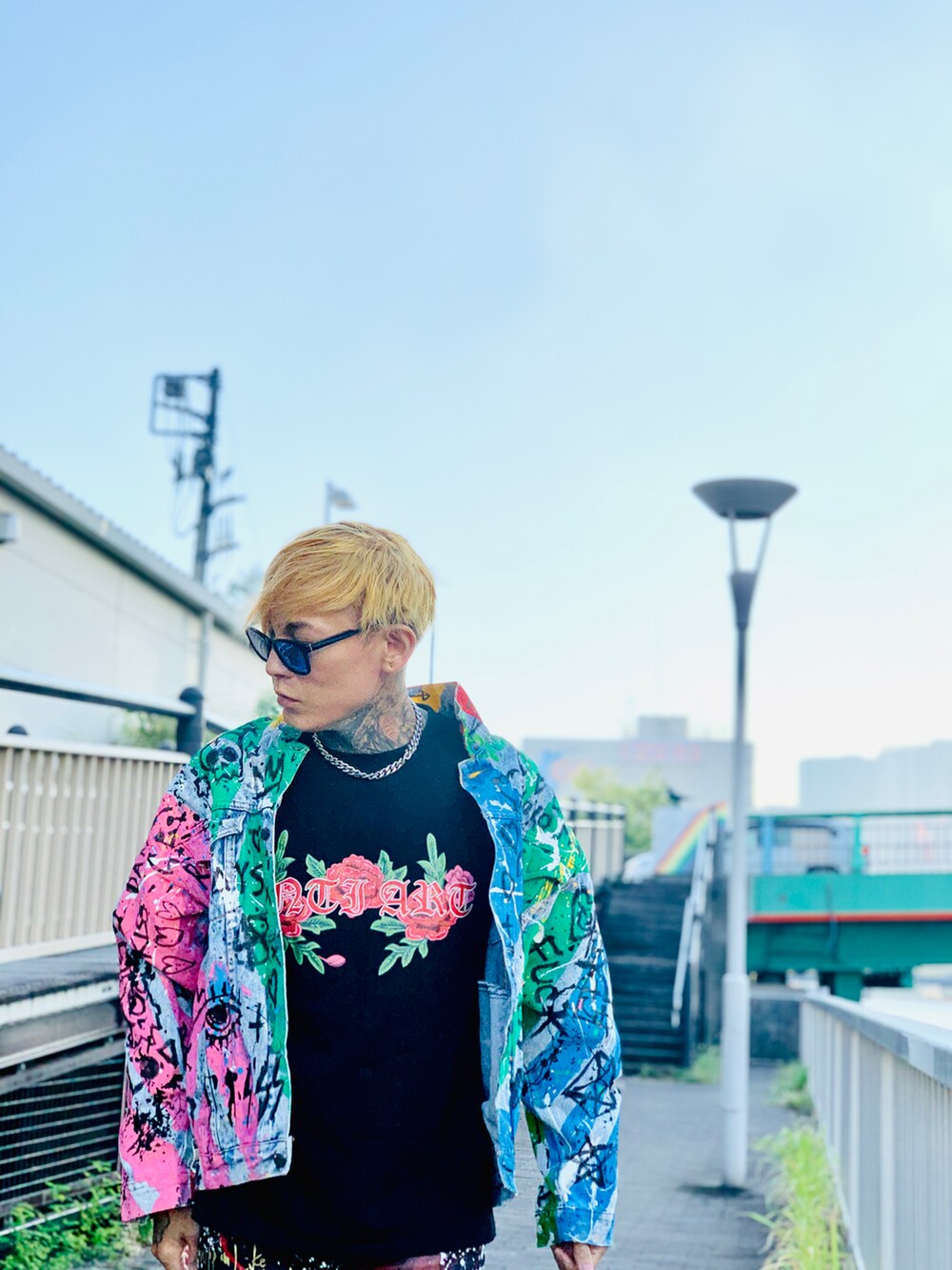 「シンプル、大人カジュアル、ゆるコーデ、ブラック、メンズファッション、デニム、ストリート、ストリートコーデ、韓国ファッション、ビッグシルエット、レザーパンツ、レザー、新星WEARISTAにエントリー」｜「頼まれもの🖋️🎨✌️🫰🫶✨✨のアイテム（デニムジャケット、レッド系）」を使った、TETUさん（メンズ・174cm）の冬コーディネートの3枚目の写真