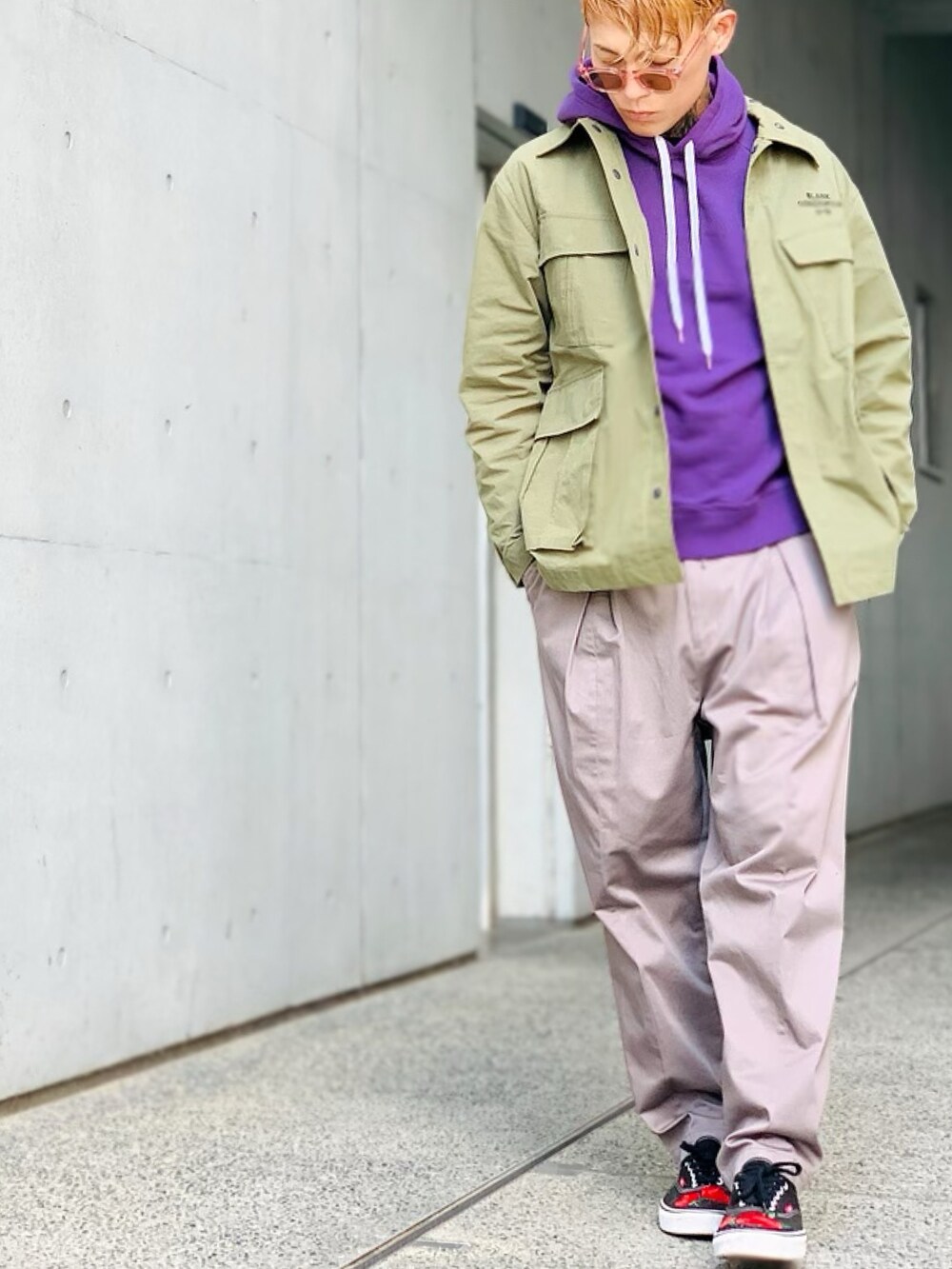 「スニーカー、VANS、ミリタリー、パーカー、カーキ、ミリタリージャケット、パープル、NUMBER (N)INE、オトナカジュアル、シェフパンツ」|「NUMBER (N)INEのRIPSTOP MILITARY JACKET / リップストップ ミリタリージャケット(ミリタリージャケット、グリーン系)」を使った、TETUさん(メンズ・174cm)の秋コーディネートの3枚目の写真