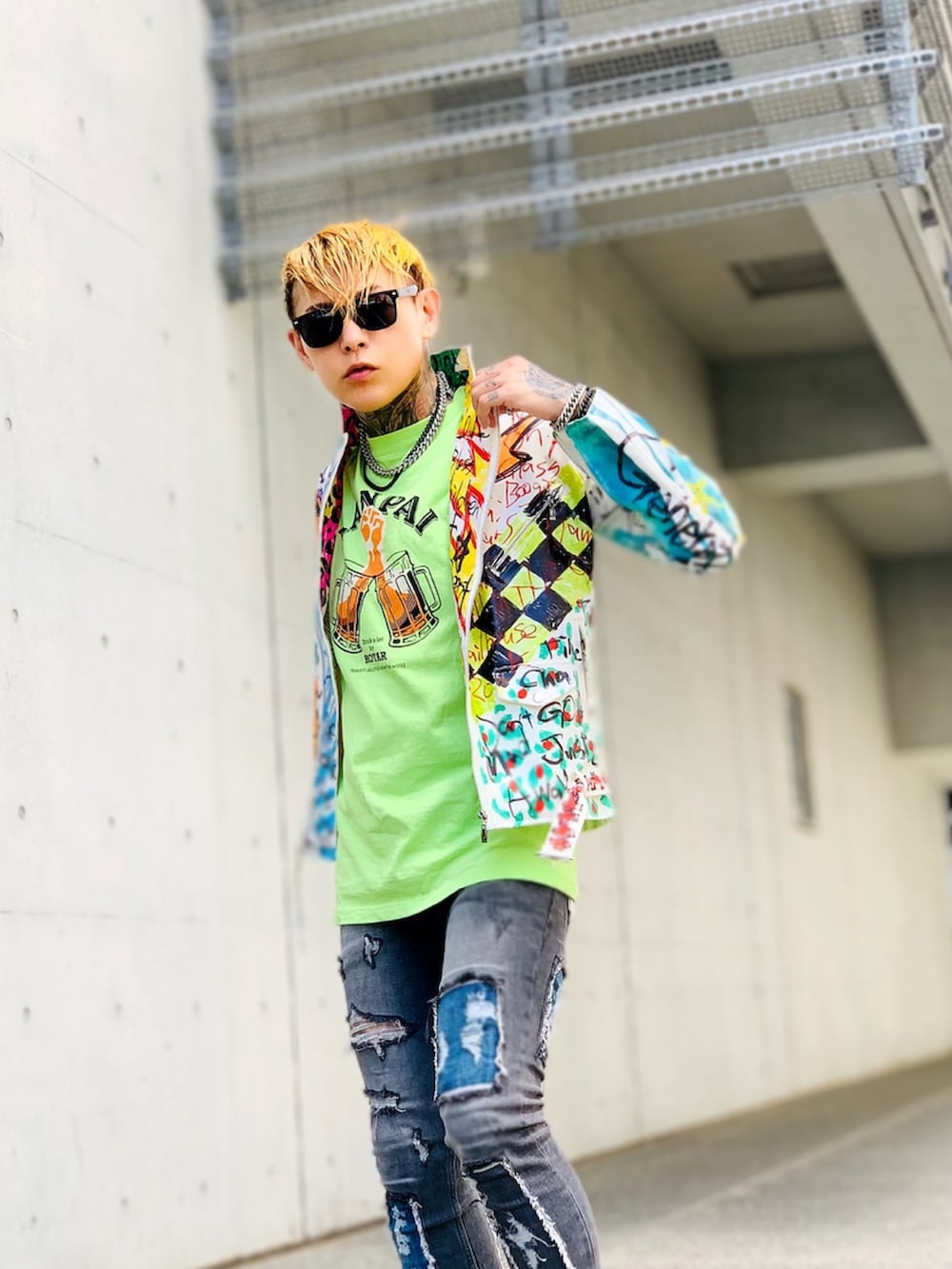 ホワイト系のライダースジャケット、ホワイト系のライダースジャケット、ホワイト系のライダースジャケットを着用したメンズの夏コーディネートの3枚目の写真