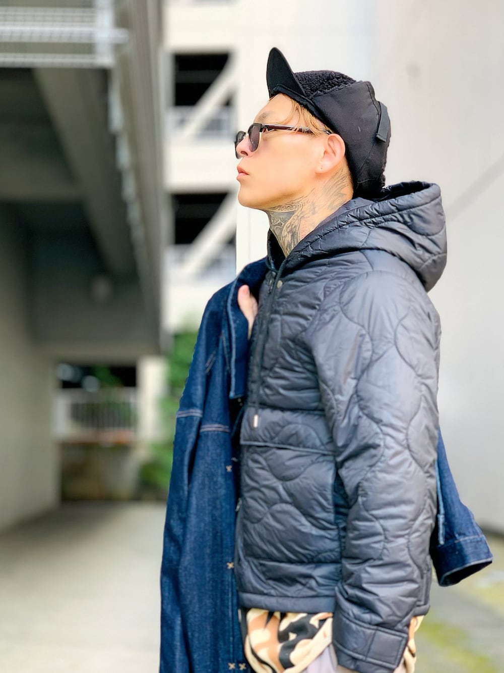 「冬コーデ、秋のコーデ、シェフパンツ、スリッポン、デニムジャケット、VANS、インナーダウン、フライトキャップ、ミリタリー、NUMBER (N)INE」｜「NUMBER (N)INEの【NUMBER (N)INE】2WAY QUILTING HOODED JACKET / 2WAY キルティング フードジャケット（ミリタリージャケット、グリーン系）」を使った、TETUさん（メンズ・174cm）の秋コーディネートの4枚目の写真