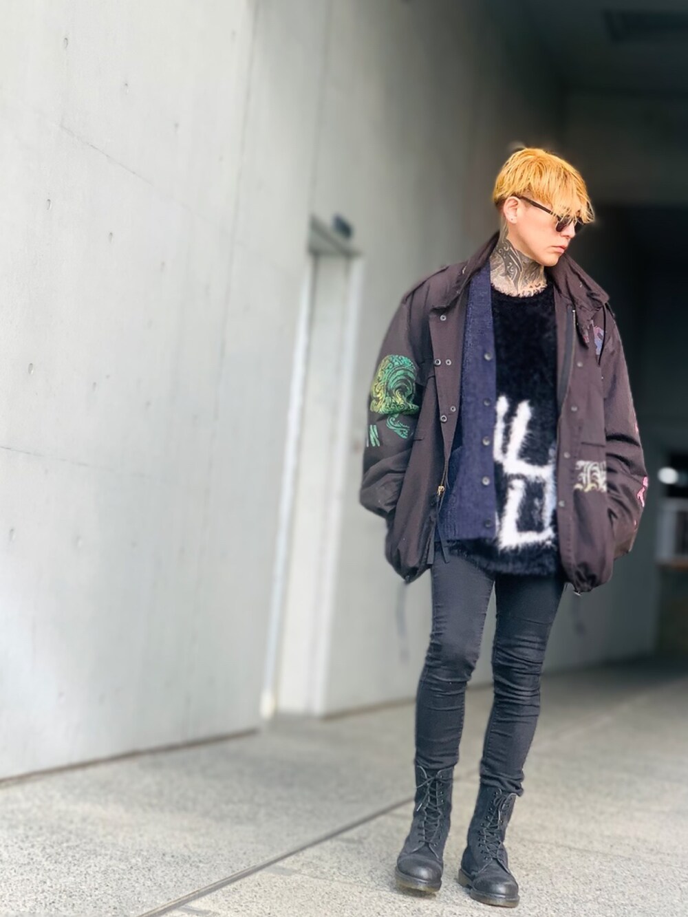 「ミリタリー、ミリタリージャケット、カーディガン、レイヤードスタイル、モヘアニット、Dr.Martens、M65、スキニーパンツ、ストリート、ストリートファッション、ブラックコーデ」｜「Dr. Martensのアイテム（ブーツ、ブラック系）」を使った、TETUさん（メンズ・174cm）の春コーディネートの2枚目の写真