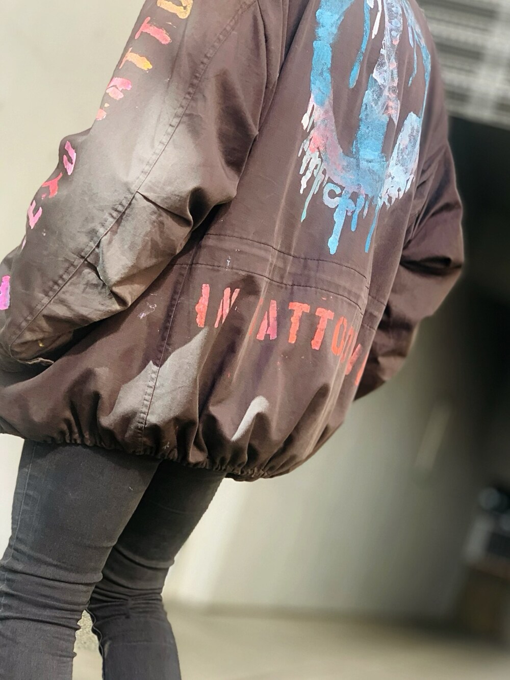 「M65、ミリタリー、ミリタリージャケット、ストリート、ストリートファッション、カーディガン、NUMBER (N)INE、モヘアニット、秋冬コーデ、バックプリント、バックスタイル」｜「M65 made in usaのアイテム（ミリタリージャケット、ブラック系）」を使った、TETUさん（メンズ・174cm）の春コーディネートの4枚目の写真
