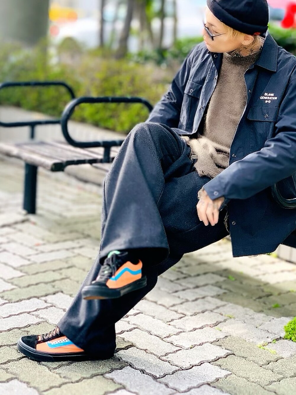 「スニーカー、ニット、VANS、ミリタリー、ストリート、ミリタリージャケット、ワイドパンツ、ミリタリーシャツ、NUMBER (N)INE、ロールキャップ」｜「NUMBER (N)INEの【NUMBER (N)INE】《別注》ウールキッドモヘヤ ダメージニット クルーネックプルオーバー / ボーダーニット（ニット/セーター、グリーン系）」を使った、TETUさん（メンズ・174cm）の秋コーディネートの3枚目の写真