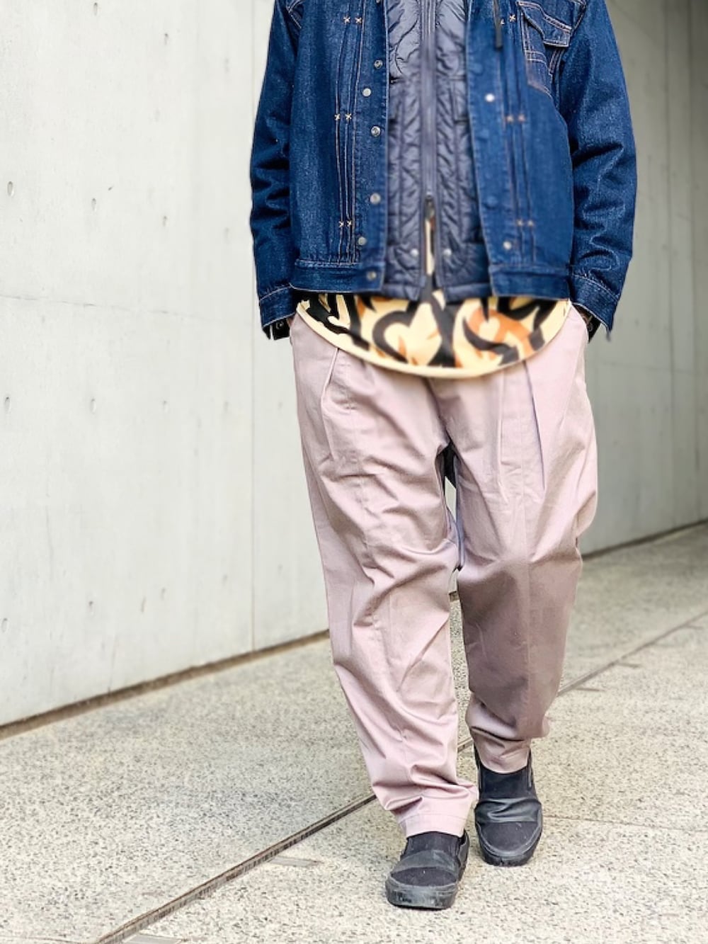 「冬コーデ、秋のコーデ、シェフパンツ、スリッポン、デニムジャケット、VANS、インナーダウン、フライトキャップ、ミリタリー、NUMBER (N)INE」｜「NUMBER (N)INEの【NUMBER (N)INE】2WAY QUILTING HOODED JACKET / 2WAY キルティング フードジャケット（ミリタリージャケット、グリーン系）」を使った、TETUさん（メンズ・174cm）の秋コーディネートの3枚目の写真