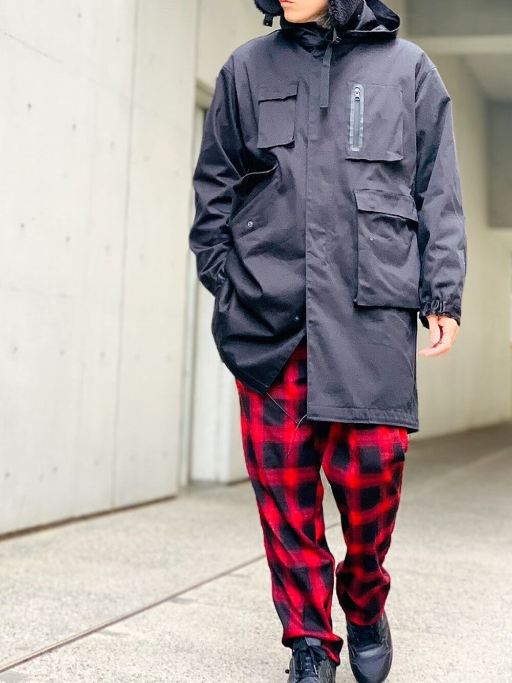 「スニーカー、モッズコート、ブラック、adidas、ストリート、大人カジュアル、チェックパンツ、インナーダウン、NUMBER (N)INE、フライトキャップ、AIVER」｜「NUMBER (N)INEのASYMMETRIC  POCKET MODS COAT  / アシンメトリックポケット モッズ コート（モッズコート、ブラック系）」を使った、TETUさん（メンズ・174cm）の秋コーディネートの3枚目の写真