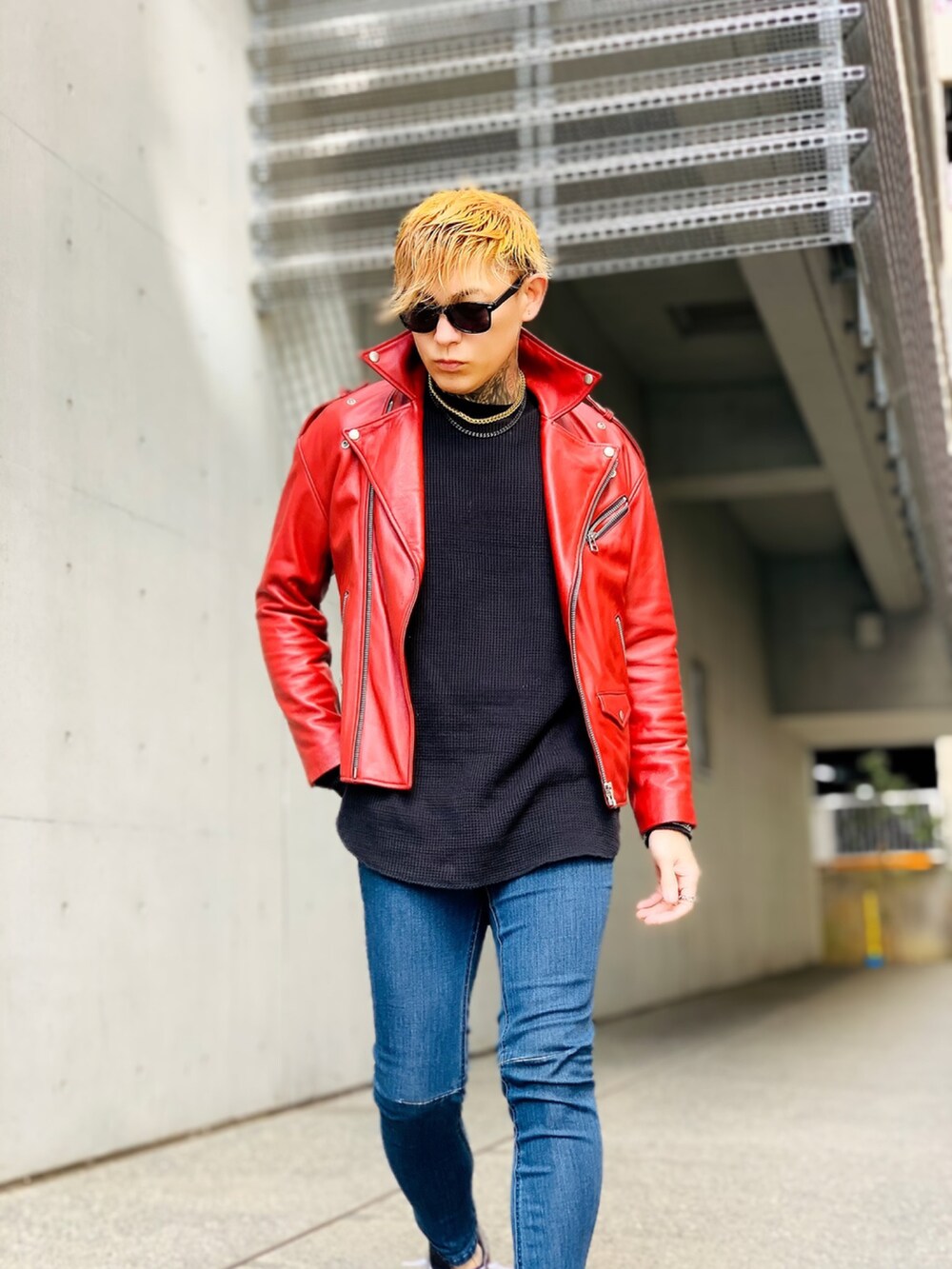 「SBG、春コーデ、ライダースジャケット、ライダース、シルバーアクセサリー、ブレスレット、シルバー、ネックレス、ゴールドアクセ、スニーカーコーデ、ストリート、韓国ファッション、スキニーデニム、スキニー、メンズコーデ」|「MOUSSYのHL OFF SHOULDER BIKER JACKET(ライダースジャケット、レッド系)」を使った、TETUさん(メンズ・174cm)の春コーディネートの3枚目の写真