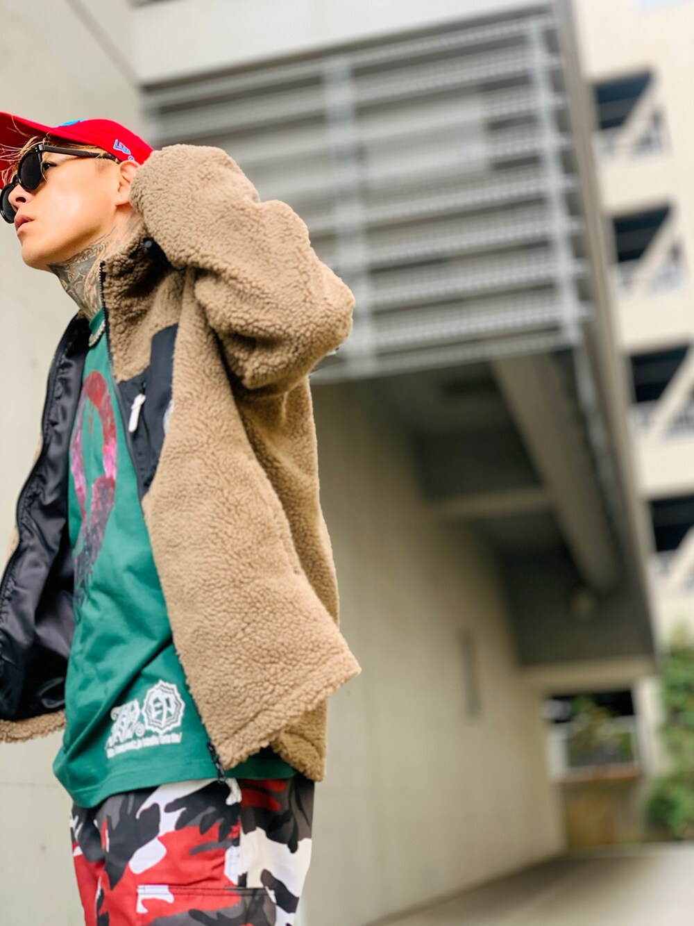 「カモフラ、迷彩、迷彩柄、キャップ、ボアジャケット、ボアブルゾン、ADMIX、シルバーアクセサリー、ネックレス、SBG、秋冬コーデ、秋服」｜「INTS🌈のアイテム（Tシャツ/カットソー、グリーン系）」を使った、TETUさん（メンズ・174cm）の秋コーディネートの2枚目の写真