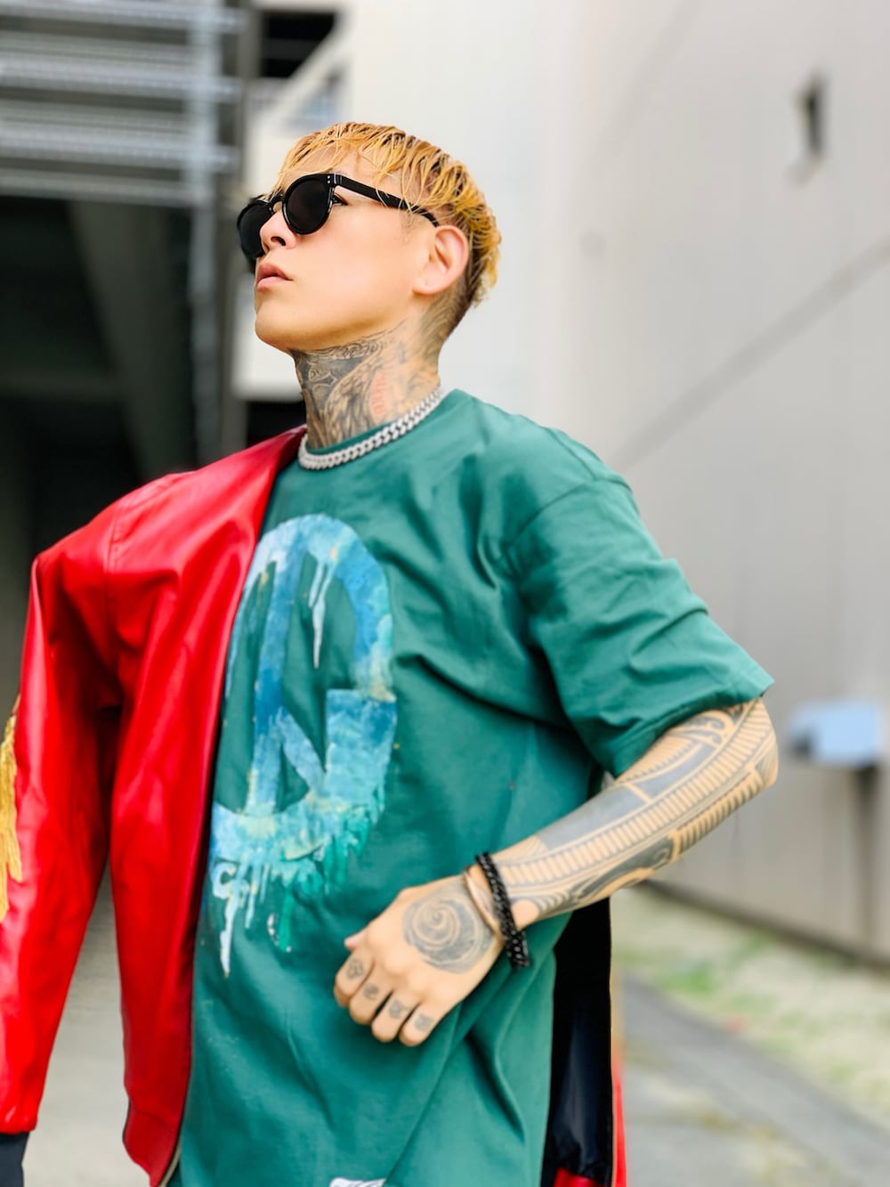「オーバーサイズ、Tシャツ、ラフ、ネックレス、ブレスレット、バングル、SBG、ストリート、ビッグシルエット」｜「SBGのSBG CZキューバンチェーンネックレス（ネックレス、シルバー系）」を使った、TETUさん（メンズ・174cm）の秋コーディネートの2枚目の写真