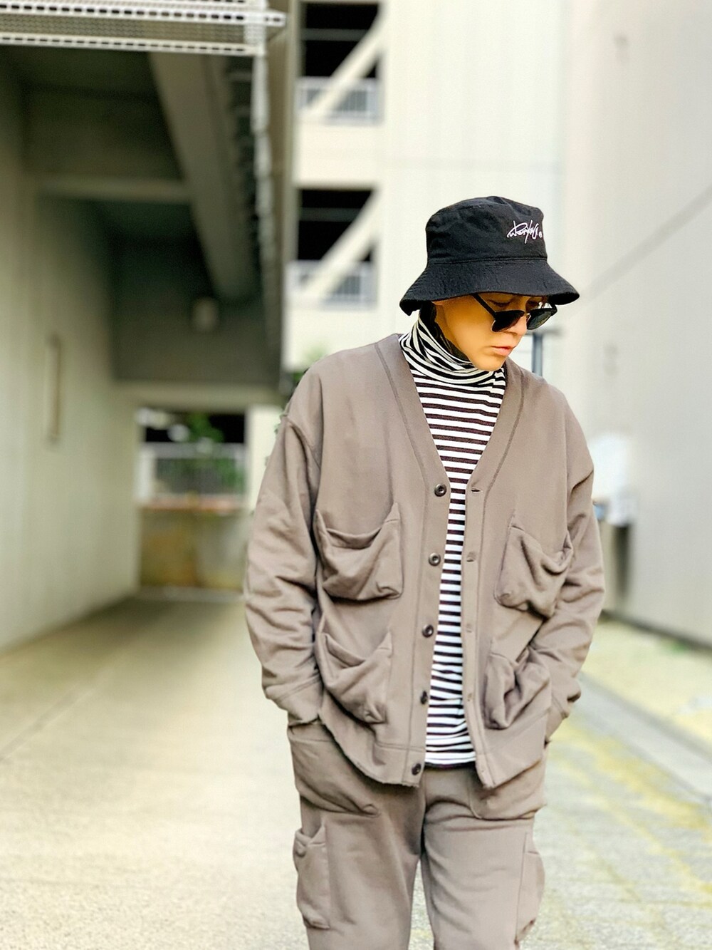「ボーダートップス、タートルネック、カーディガン、スウェット、NUMBER (N)INE、バケットハット、セットアップ、モッズコート、オトナカジュアル、秋冬コーデ、きれいめカジュアル」｜「NUMBER (N)INEのPOCKET SWEAT CARDIGAN（カーディガン/ボレロ、グレー系）」を使った、TETUさん（メンズ・174cm）の冬コーディネートの2枚目の写真