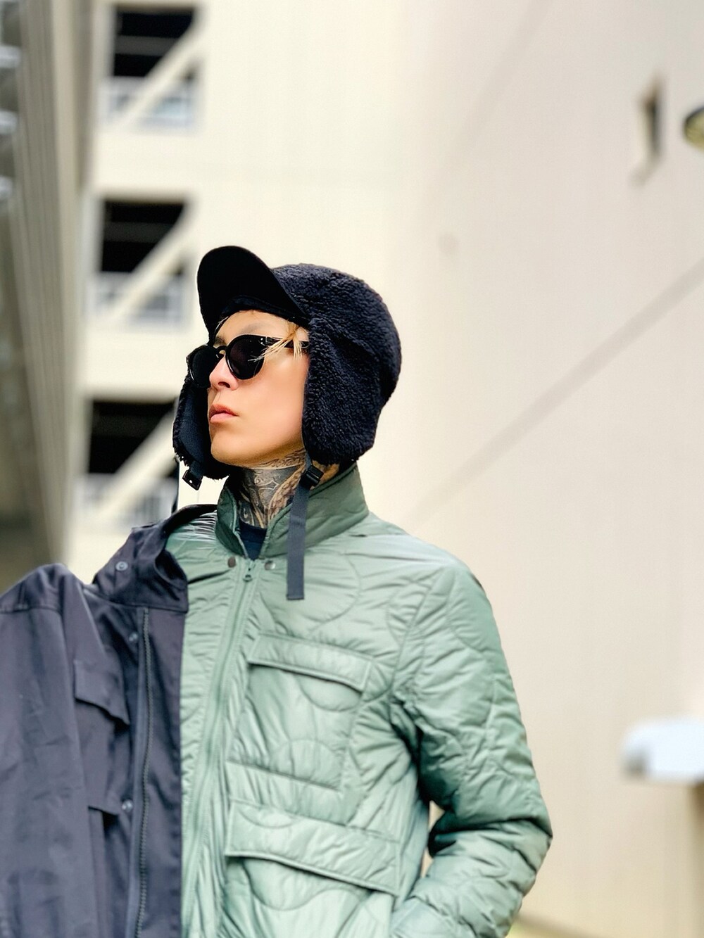 「コート、ストリート、大人カジュアル、カーキ、チェックパンツ、インナーダウン、NUMBER (N)INE、秋、フライトキャップ、秋冬コーデ、AIVER」｜「NUMBER (N)INEの2WAY QUILTING COAT / 2WAY キルティング コート（ミリタリージャケット、グリーン系）」を使った、TETUさん（メンズ・174cm）の秋コーディネートの3枚目の写真