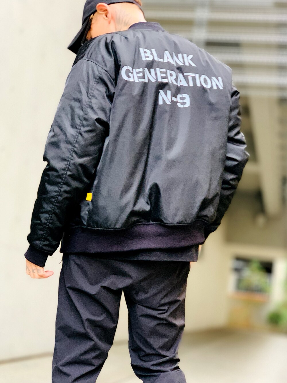 「ブラック、MA-1、ブラックコーデ、ストリート、バックプリント、NUMBER (N)INE、バックスタイル、ストリートコーデ、韓国ファッション、秋コーデ」｜「NUMBER (N)INEのPRINTED ASYMMETRIC POCKET MA-1 / アシンメトリックポケット MA-1 (プリント)（ミリタリージャケット、ブラック系）」を使った、TETUさん（メンズ・174cm）の秋コーディネートの4枚目の写真