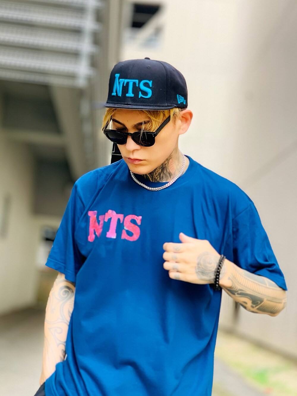 「ストリート、キャップ、オーバーサイズ、Tシャツ、シルバーアクセサリー、ネックレス、ブレスレット、秋、ビックシルエット、ミリタリー」｜「SBGのSBG 喜平チェーンブレスレット（ブレスレット、ブラック系）」を使った、TETUさん（メンズ・174cm）の秋コーディネートの3枚目の写真