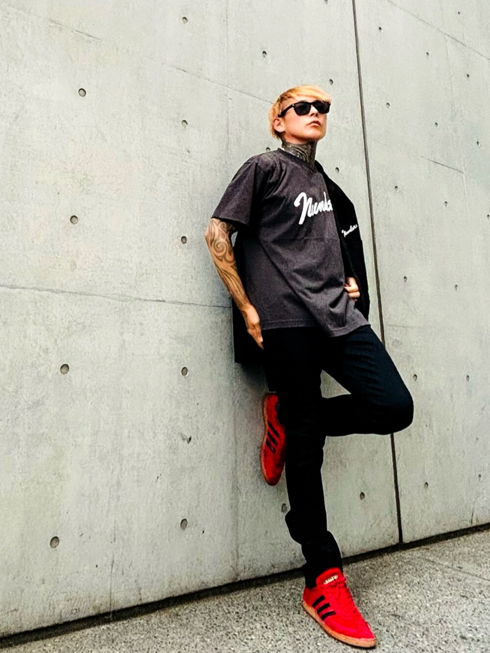 ブラック系のデニムパンツ、ブラック系のカバーオール、グレー系のTシャツ/カットソーを着用したメンズの秋コーディネートの3枚目の写真