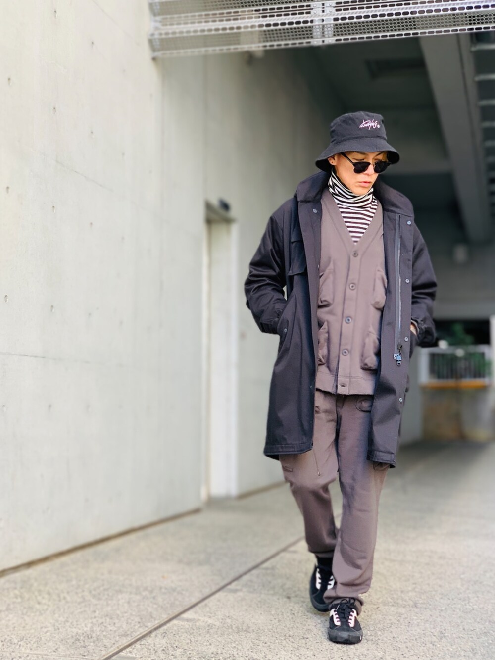 「ボーダートップス、タートルネック、カーディガン、スウェット、NUMBER (N)INE、バケットハット、セットアップ、モッズコート、オトナカジュアル、秋冬コーデ、きれいめカジュアル」｜「NUMBER (N)INEのPOCKET SWEAT CARDIGAN（カーディガン/ボレロ、グレー系）」を使った、TETUさん（メンズ・174cm）の冬コーディネートの4枚目の写真