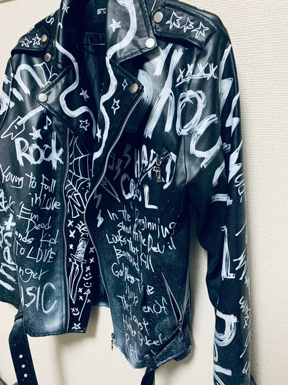 「ブラック、ライダース、レザー、ライダースジャケット、レザーパンツ、ドレスシューズ、レオパード、ストリートコーデ、大人コーデ、ストリートMIX、韓国ファッション、ブラックコーデ、あけましておめでとうございます！、メンズコーデ、オトナカジュアル」｜「ILOVEライダース🫶🕺✌️のアイテム（ライダースジャケット、ブラック系）」を使った、TETUさん（メンズ・174cm）の冬コーディネートの5枚目の写真