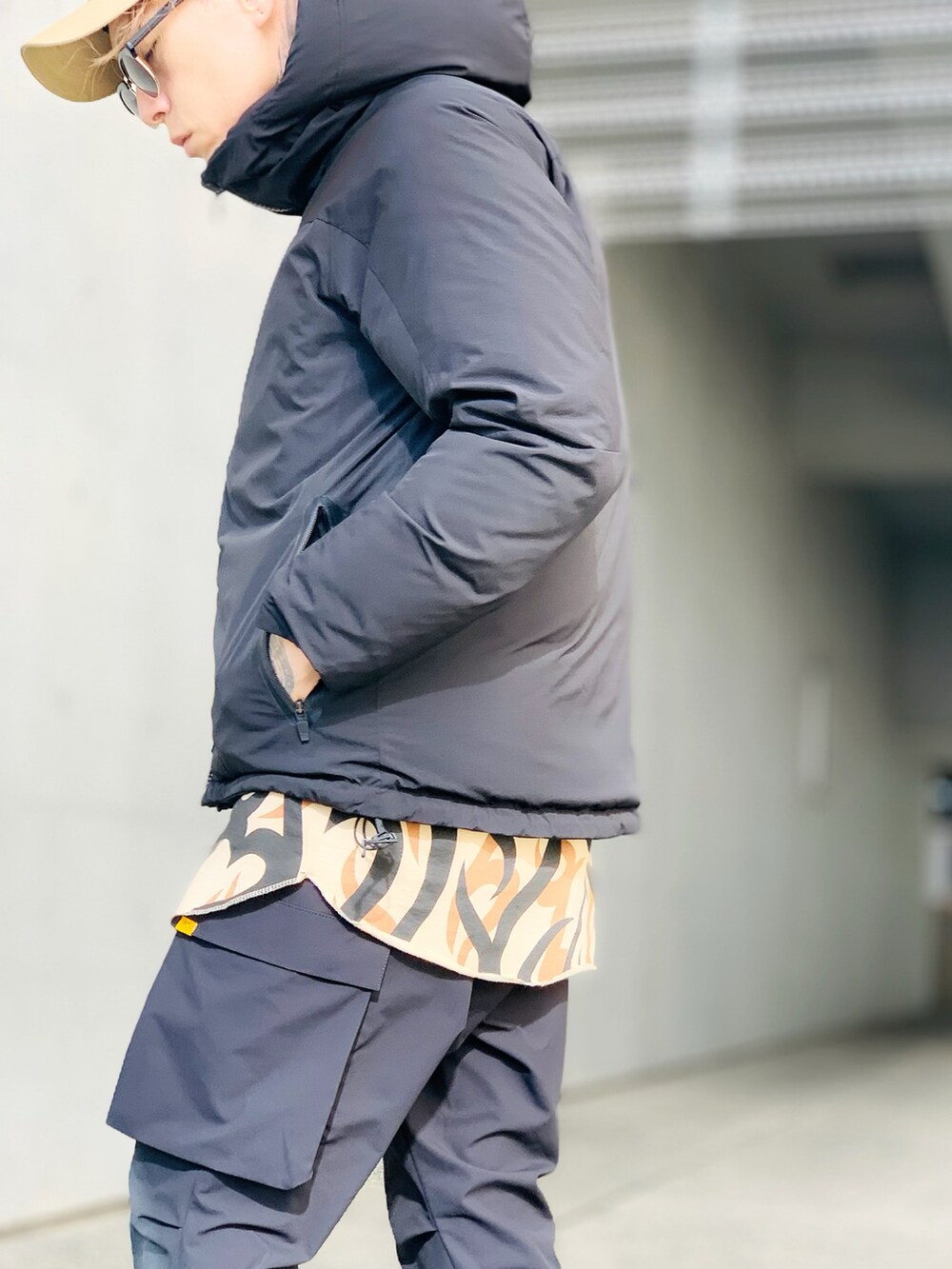 「ダウンジャケット、ブラック、カモフラ、adidas、ストリート、冬コーデ、スニーカーコーデ、カーゴパンツ、NUMBER (N)INE、冬アウター」｜「NUMBER (N)INEのREVERSIBLE DOWN JACKET / リバーシブル ダウンジャケット（ダウンジャケット/コート、ブラック系）」を使った、TETUさん（メンズ・174cm）の秋コーディネートの3枚目の写真