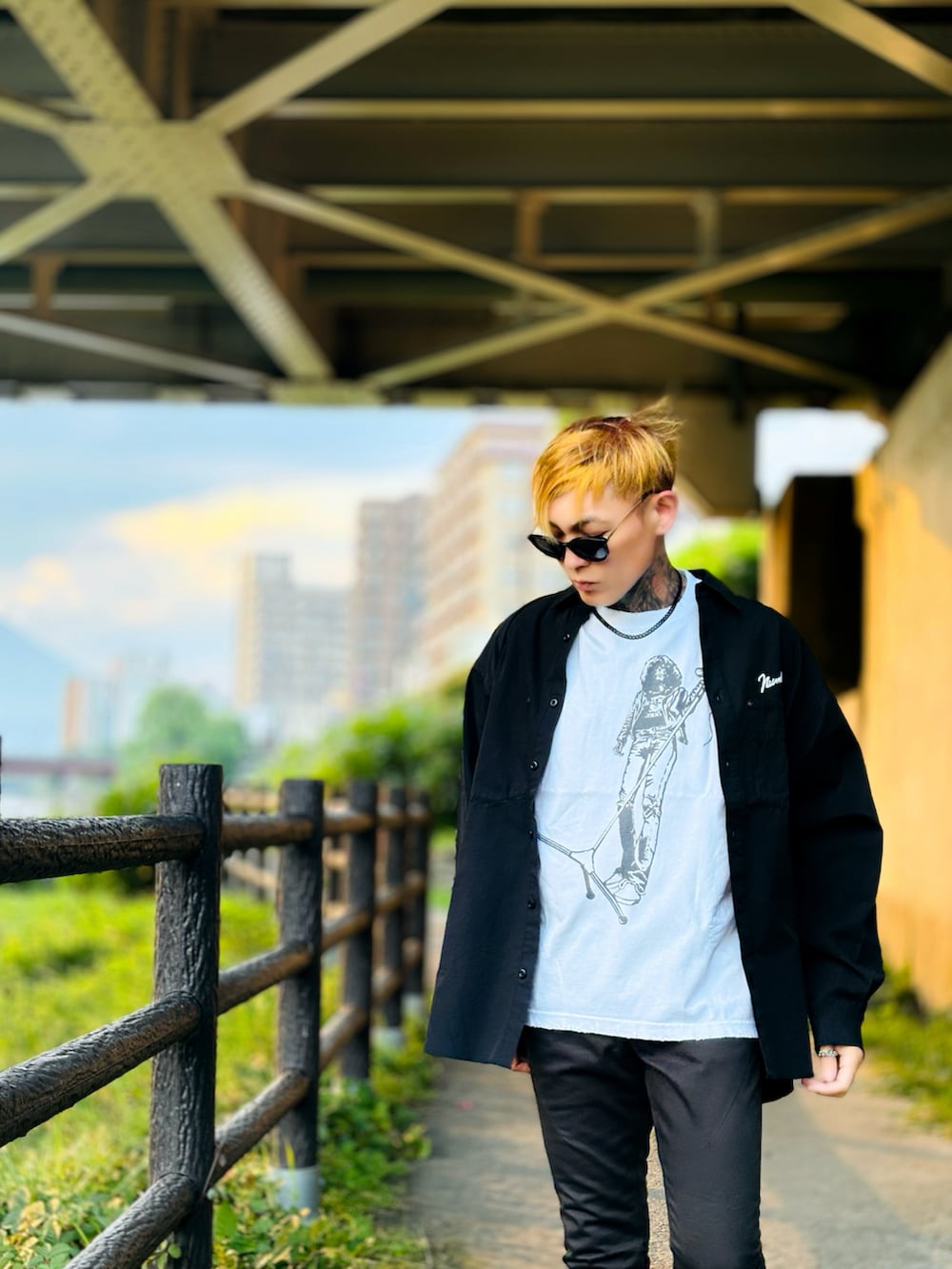 「レイヤードスタイル、古着MIX、夏コーデ、メンズファッション、シンプルコーデ、モノトーン、夏だ！Tシャツ着よう！、大人コーデ、スキニーデニム、ミリタリー、ミリタリージャケット、デニム、スニーカー、VANS、モノトーンコーデ」｜「NUMBER (N)INEのVINTAGE WASH DAMAGE CLASSIC LOGO T-SHIRT（Tシャツ/カットソー、ホワイト系）」を使った、TETUさん（メンズ・174cm）の夏コーディネートの4枚目の写真