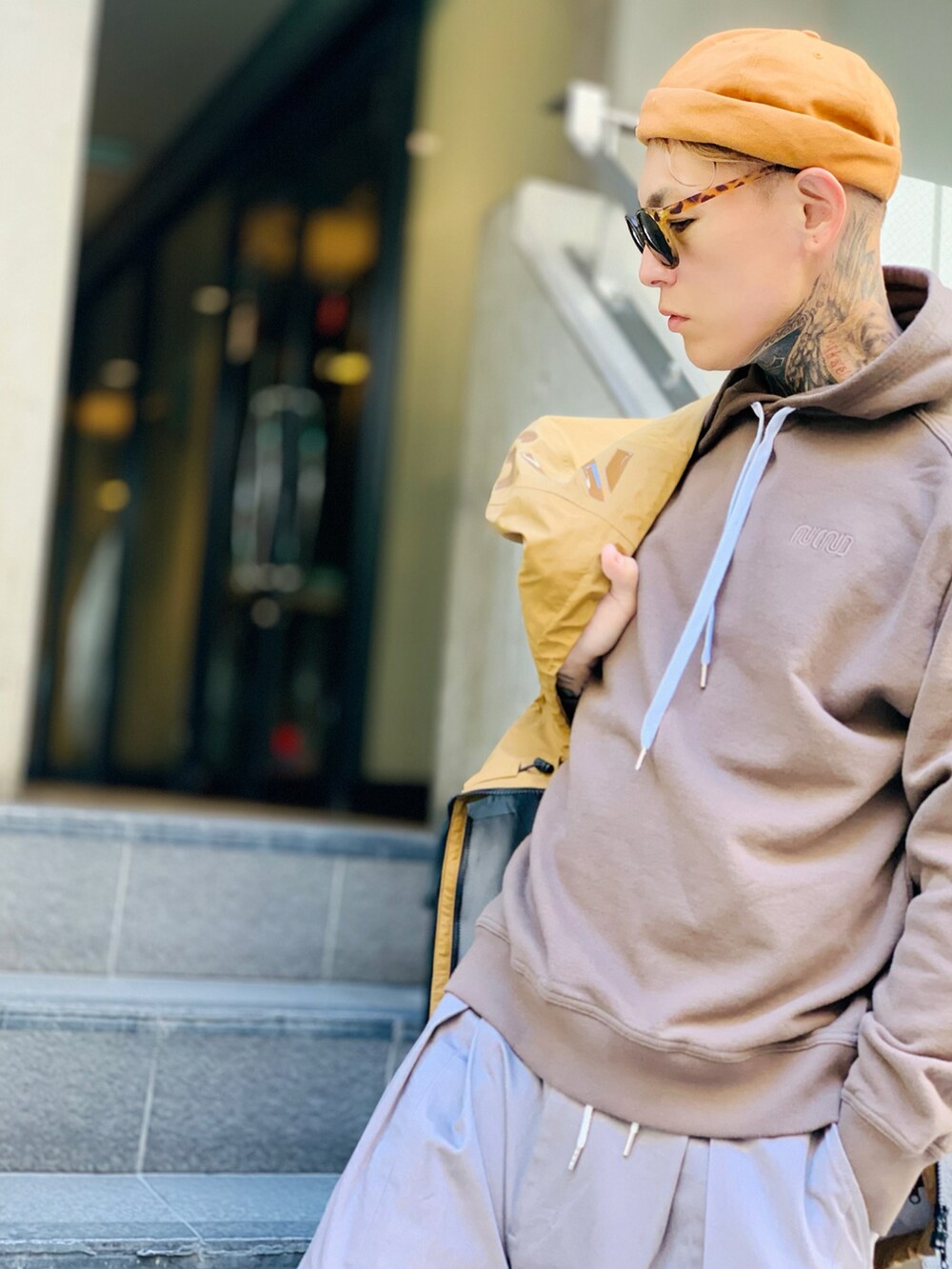 「スニーカー、VANS、マウンテンパーカー、ベージュ、パーカー、カジュアルコーデ、NUMBER (N)INE、秋冬コーデ、シェフパンツ、ロールキャップ」｜「NUMBER (N)INEのN(N) LOGO EMBROIDERED  HOODY SWEATSHIRT/N(N)ワンポイント刺繍 パーカー（パーカー、ブラウン系）」を使った、TETUさん（メンズ・174cm）の秋コーディネートの3枚目の写真