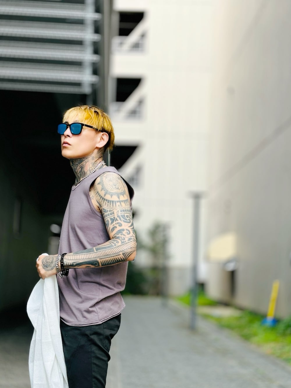 「レイヤードスタイル、夏コーデ、さらっと晴れやかスナップ、シルバーアクセサリー、NUMBER (N)INE、タンクトップ、ノースリーブ、ラフコーデ、ブラック、ブラックデニム、オトナカジュアル、ストリートコーデ、休日スタイル、リラックススタイル、ストリート」|「NUMBER (N)INEのHIGH GAUGE COTTON TANK TOP(タンクトップ、グレー系)」を使った、TETUさん(メンズ・174cm)の夏コーディネートの4枚目の写真