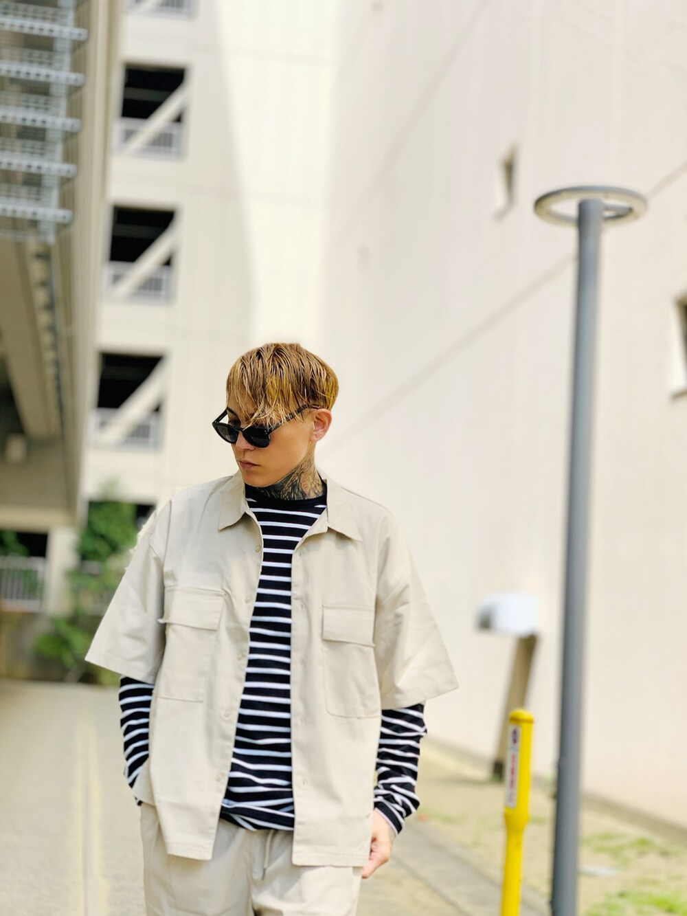 「ビッグシルエット、夏コーデ、レイヤードスタイル、ベージュ、ADMIX、admixjapan、ボーダートップス、アドミックス、春コーデ、シンプル、シンプルコーデ、シンプルスタイル、リネン」｜「ADMIX/ATELIER SAB MENのメランジミックス 麻 ストレッチ / CPOシャツ ワイドバギーパンツ セットアップ（上下セット）（セットアップ、ベージュ系）」を使った、TETUさん（メンズ・174cm）の春コーディネートの2枚目の写真