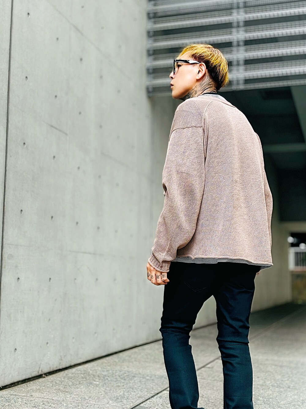 「休日スタイル、シンプルコーデ、メンズファッション、秋コーデ、オトナカジュアル、初秋コーデ、メンズコーデ、VANS、スニーカー、デニムコーデ、カーディガン、ブラックデニム、NUMBER (N)INE、スキニーデニム、ラフコーデ」｜「NUMBER (N)INEのPAPER YARN SEE THROUGH SUMMER KNIT CARDIGAN（カーディガン/ボレロ、ベージュ系）」を使った、TETUさん（メンズ・174cm）の秋コーディネートの2枚目の写真