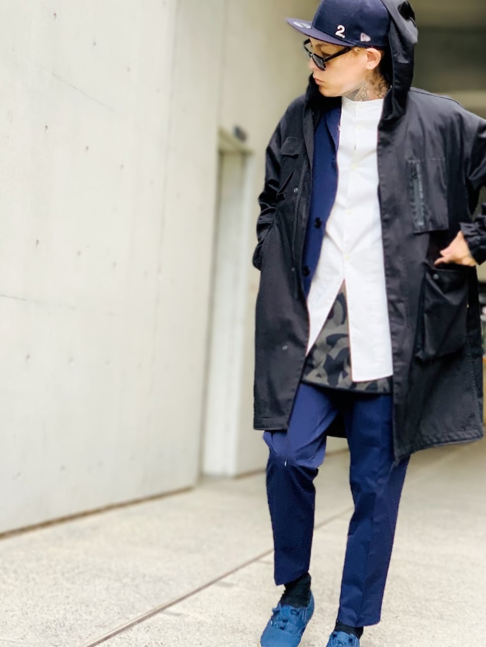 「オーバーサイズ、セットアップ、NEW ERA、キャップ、ネイビー、モッズコート、ノーカラーシャツ、シャツスタイル、NUMBER (N)INE、スニーカーコーデ」｜「NUMBER (N)INEの2WAY QUILTING COAT / 2WAY キルティング コート（ミリタリージャケット、ブラック系）」を使った、TETUさん（メンズ・174cm）の冬コーディネートの3枚目の写真