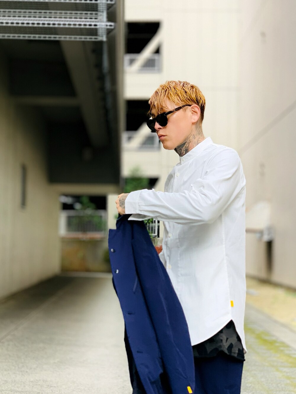 「セットアップ、シンプル、シャツ、白シャツ、大人カジュアル、シンプルコーデ、シャツスタイル、NUMBER (N)INE、オトナカジュアル、秋コーデ」｜「NUMBER (N)INEのBAND COLLAR SIDE POCKETS LOGO EMBROIDERED  COTTON SHIRT  / バンドカラー サイドポケットロゴ刺繍シャツ（シャツ/ブラウス、ホワイト系）」を使った、TETUさん（メンズ・174cm）の秋コーディネートの2枚目の写真