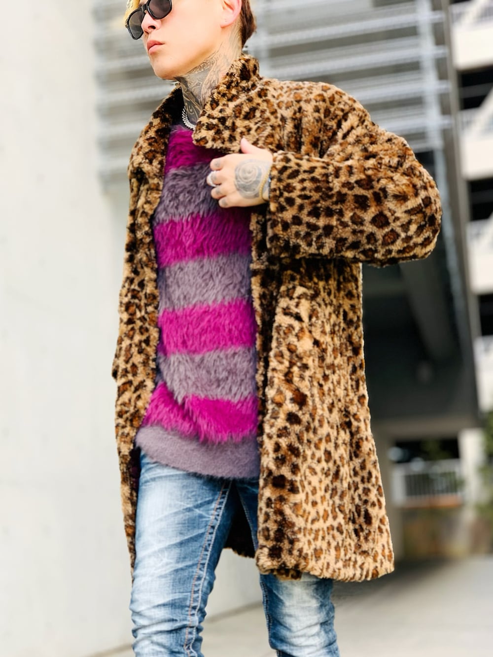 「オトナカジュアル、オーバーサイズ、ビッグシルエット、デニム、デニムパンツ、ブーツ、Dr.Martens、ボーダーニット、ファー、ひょう柄、レオパード、シルバーアクセサリー、バングル、ブレスレット、SBG」｜「SBGのSBG 喜平チェーンネックレス（ネックレス、シルバー系）」を使った、TETUさん（メンズ・174cm）の冬コーディネートの2枚目の写真
