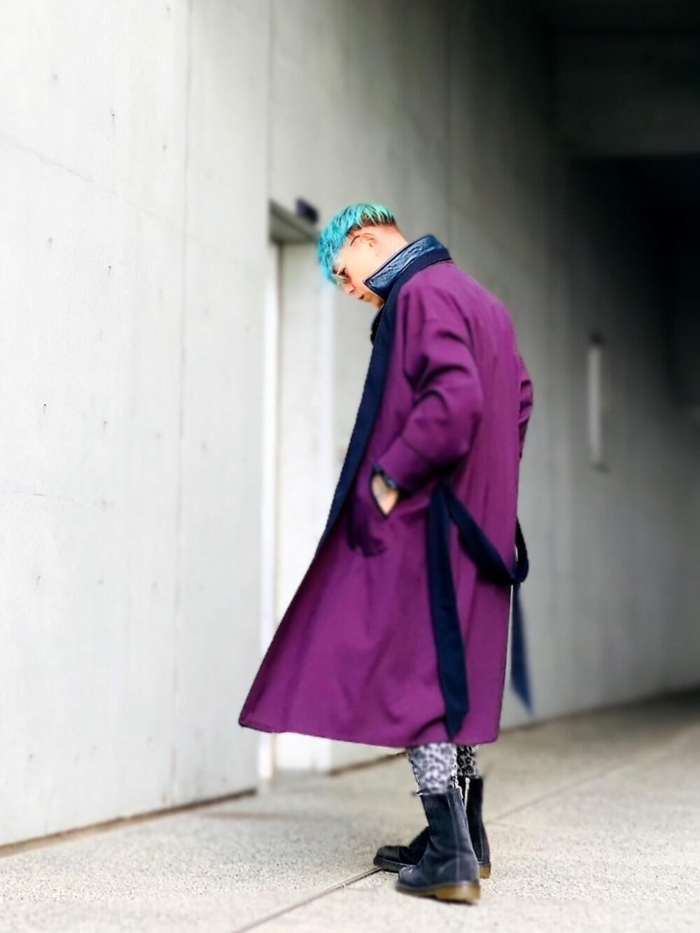 「アウターONアウター、ライダースジャケット、Dr.Martens、レオパード、ガウン、着物、ストリート、メンズコーデ、ドクターマーチン、ライダース、ネックレス、ブレスレット、SBG、NUMBER (N)INE、ブーツ」｜「NUMBER (N)INEの【NUMBER (N)INE】《別注》ウールライク ヘザリングサージ マキシロングガウンコート（その他アウター、パープル系）」を使った、TETUさん（メンズ・174cm）の冬コーディネートの3枚目の写真