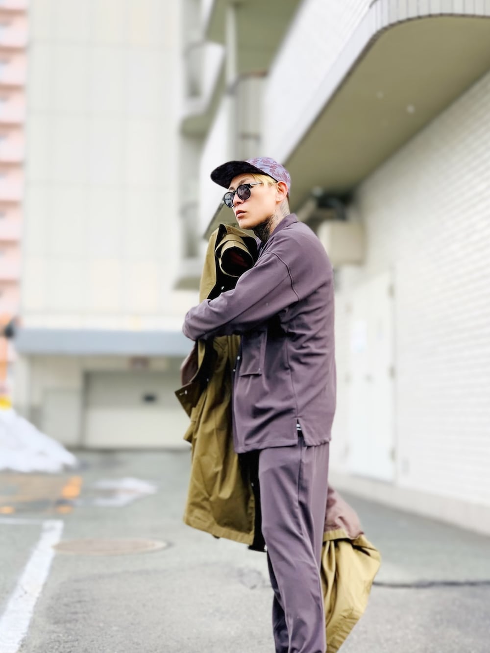 「カジュアルコーデ、メンズファッション、シンプルコーデ、春コーデ、オーバーサイズ、スニーカーコーデ、ADMIX、セットアップ、大人カジュアル、スプリングコート、トレンチコート、VANS、ジェットキャップ」|「ADMIX/ATELIER SAB MENの【セットアップ】ストレッチ梨地ジャージ / オーバーサイズ CPOジャケット ワイドパンツ セットアップ(上下セット)(セットアップ、グレー系)」を使った、TETUさん(メンズ・174cm)の春コーディネートの2枚目の写真
