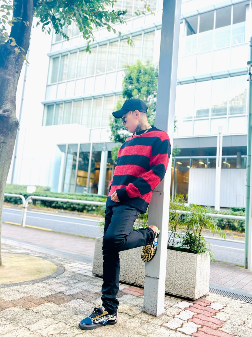 「メンズコーデ、オトナカジュアル、シンプルスタイル、大人コーデ、メンズファッション、ブラックデニム、スキニーデニム、スニーカー、VANS、キャップ、ボーダートップス、ボーダーニット、NUMBER (N)INE、ストリート、ストリートコーデ」｜「NUMBER (N)INEのTAPERED SKINNY RIGID DENIM JEANS / テーパード スキニー リジッド デニムパンツ（デニムパンツ、ブラック系）」を使った、TETUさん（メンズ・174cm）の冬コーディネートの3枚目の写真