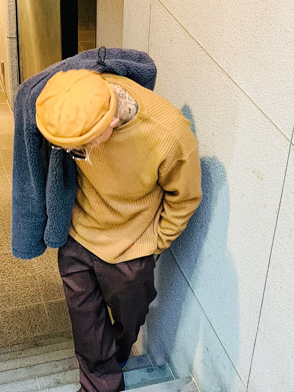 「ボアジャケット、ボア、ワイドパンツ、ロールキャップ、ADMIX、スニーカー、VANS、ストリート、NUMBER (N)INE、オトナカジュアル」|「ADMIX/ATELIER SAB MENの【no sweat×ADMIX/ATELIER SAB MEN コラボ】ユニセックス もこもこ シェルパ ボア フリース / ジップアップ パーカー(ブルゾン、グレー系)」を使った、TETUさん(メンズ・174cm)の冬コーディネートの4枚目の写真