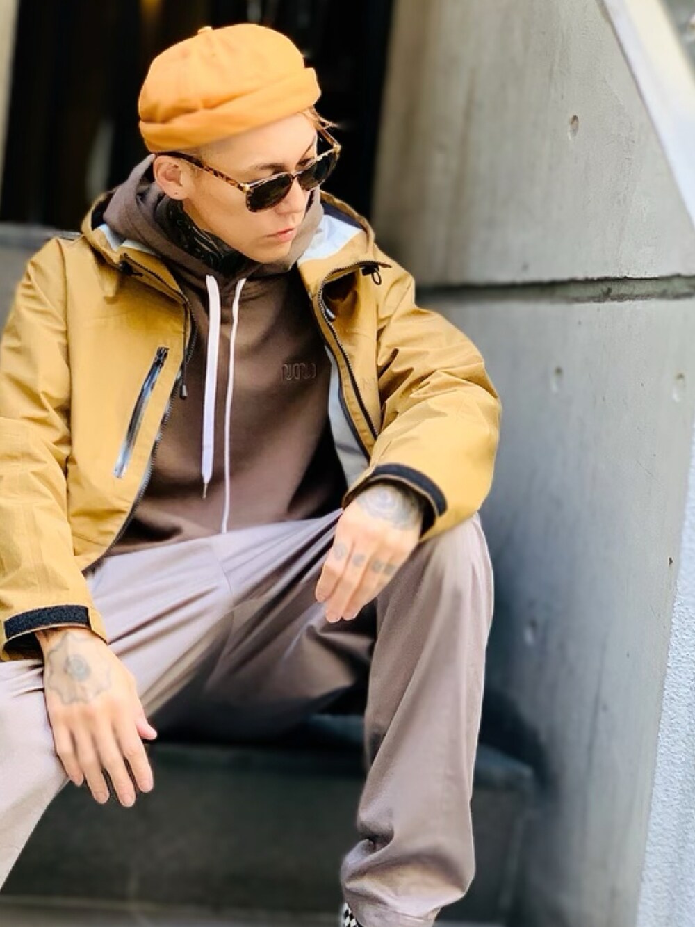 「スニーカー、VANS、マウンテンパーカー、ベージュ、パーカー、カジュアルコーデ、NUMBER (N)INE、秋冬コーデ、シェフパンツ、ロールキャップ」｜「NUMBER (N)INEのN(N) LOGO EMBROIDERED  HOODY SWEATSHIRT/N(N)ワンポイント刺繍 パーカー（パーカー、ブラウン系）」を使った、TETUさん（メンズ・174cm）の秋コーディネートの2枚目の写真