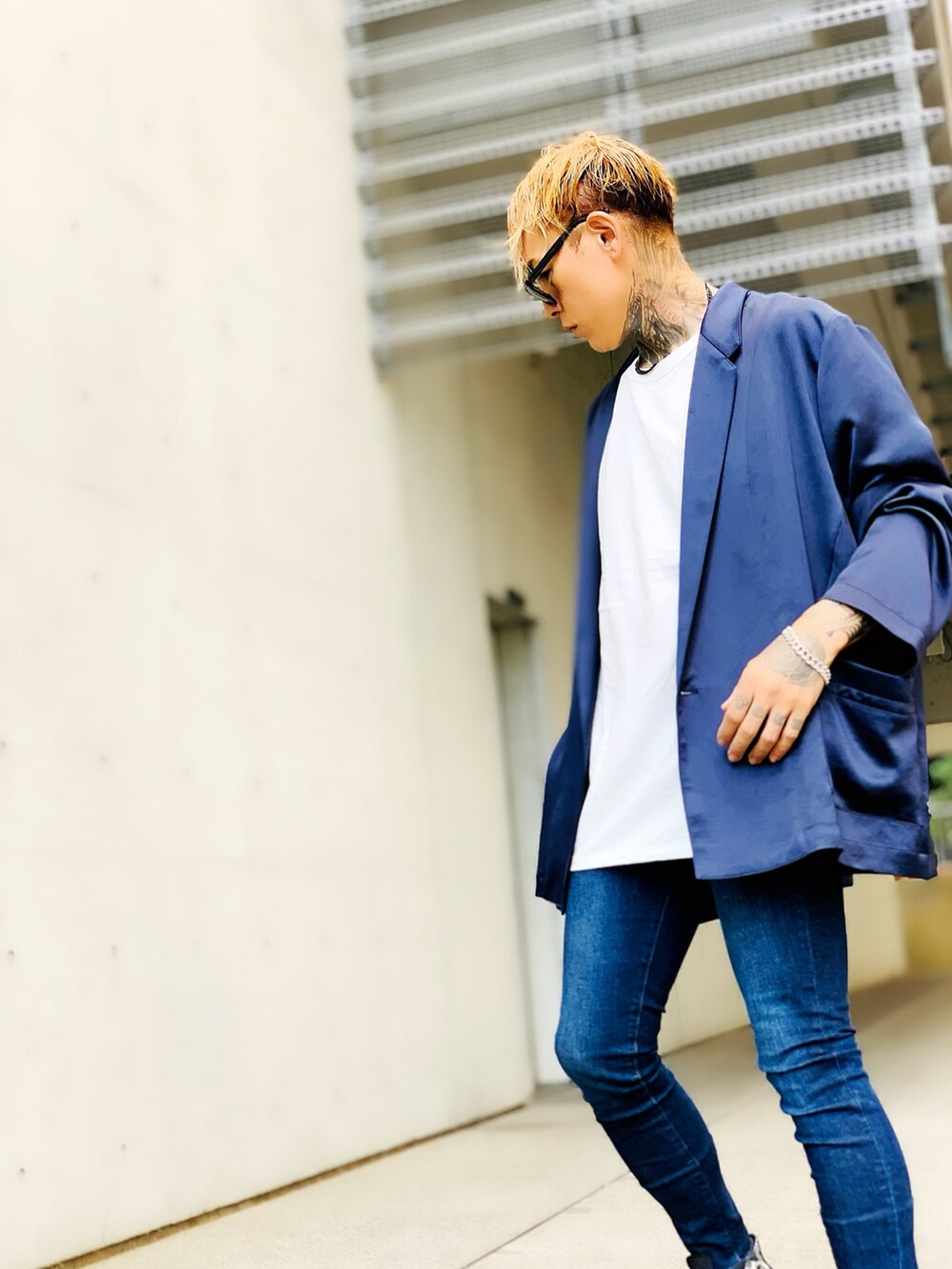 「シンプルコーデ、オトナカジュアル、秋服、秋コーデ、ラフ、タンクトップ、ノースリーブ、ネックレス、SBG、ブレスレット、キレイめ、カジュアルコーデ、ジャケット、コンバース、テーラードジャケット」｜「SBGのSBG 金属アレルギー対応 ステンレス喜平チェーンネックレス（ネックレス、ブラック系）」を使った、TETUさん（メンズ・174cm）の秋コーディネートの2枚目の写真