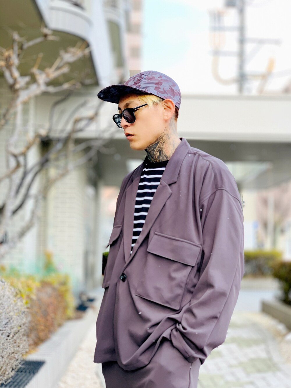 「カジュアルコーデ、メンズファッション、シンプルコーデ、春コーデ、オーバーサイズ、スニーカーコーデ、ADMIX、セットアップ、大人カジュアル、スプリングコート、トレンチコート、VANS、ジェットキャップ」|「ADMIX/ATELIER SAB MENの【セットアップ】ストレッチ梨地ジャージ / オーバーサイズ CPOジャケット ワイドパンツ セットアップ(上下セット)(セットアップ、グレー系)」を使った、TETUさん(メンズ・174cm)の春コーディネートの4枚目の写真