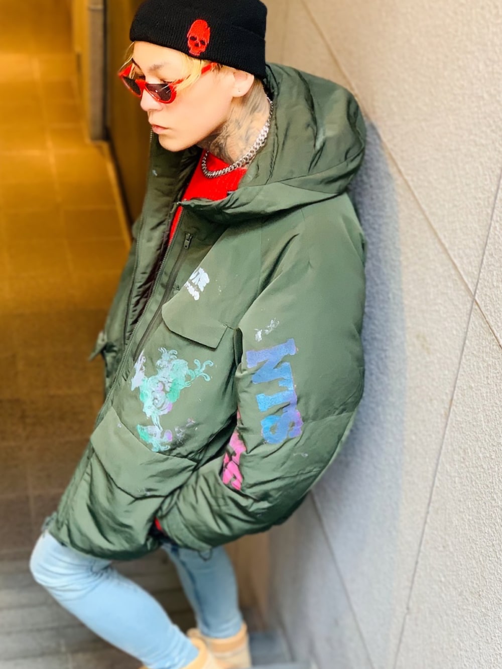 「ダメージニット、ニット、ニット帽、AIVER、ストリート、ミリタリー、ミリタリージャケット、ビックシルエット、オーバーサイズ、赤、サングラス」｜「CASPER JOHN AIVERのCASPER JOHN AIVER　ロングアームダメージビッグニット（ニット/セーター、レッド系）」を使った、TETUさん（メンズ・174cm）の冬コーディネートの2枚目の写真