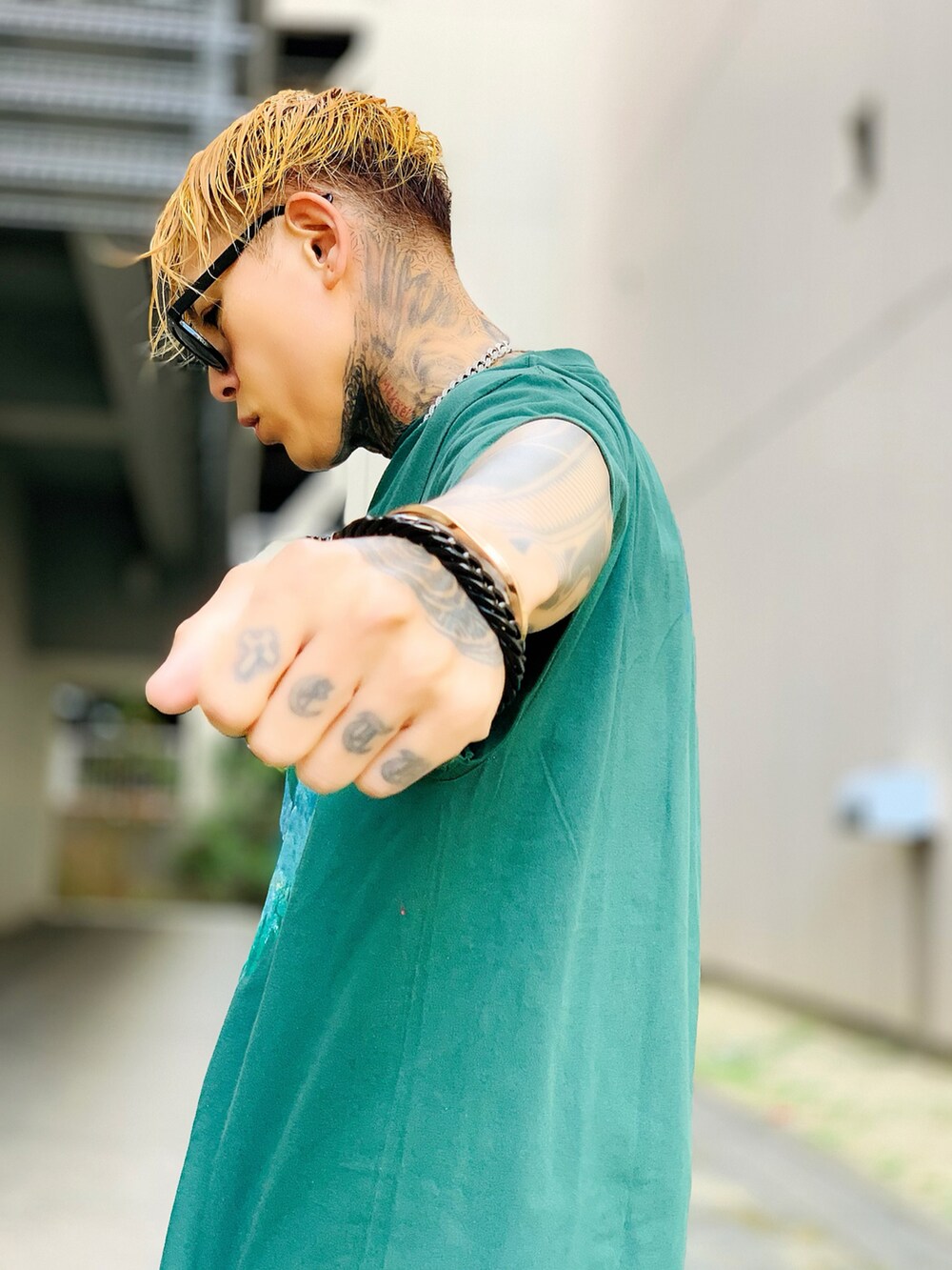 「オーバーサイズ、Tシャツ、ラフ、ネックレス、ブレスレット、バングル、SBG、ストリート、ビッグシルエット」｜「SBGのSBG CZキューバンチェーンネックレス（ネックレス、シルバー系）」を使った、TETUさん（メンズ・174cm）の秋コーディネートの3枚目の写真