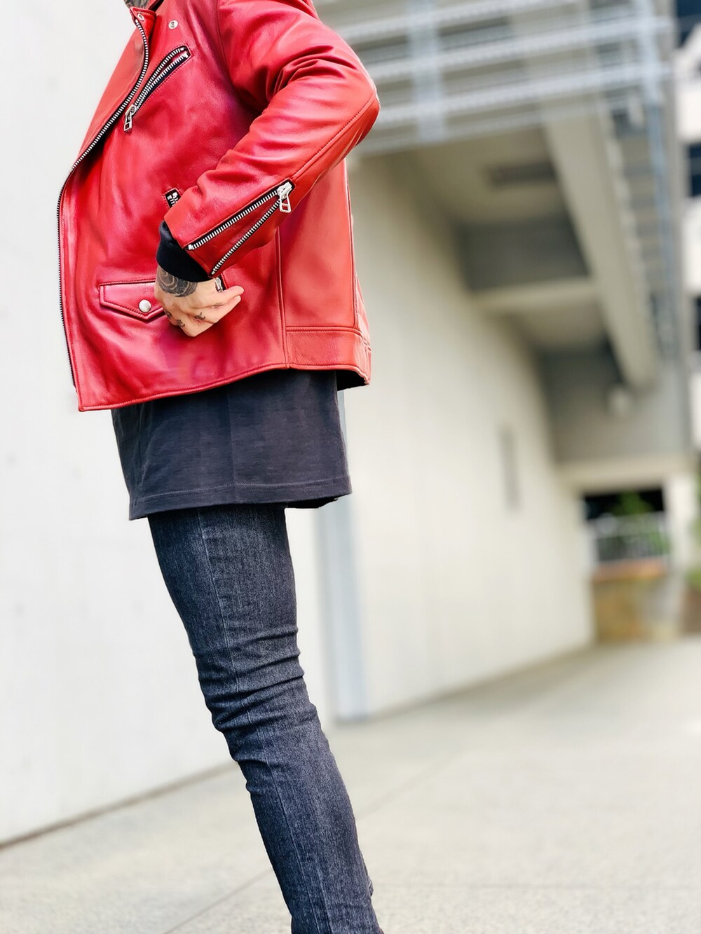 「ストリート、スニーカー、コンバース、ライダースジャケット、デニム、レディース男子、オーバーサイズ、ロンT、デニムパンツ、ストリートファッション、ストリートコーデ、ライダース」｜「MOUSSYのHL OFF SHOULDER BIKER JACKET（ライダースジャケット、レッド系）」を使った、TETUさん（メンズ・174cm）の春コーディネートの3枚目の写真