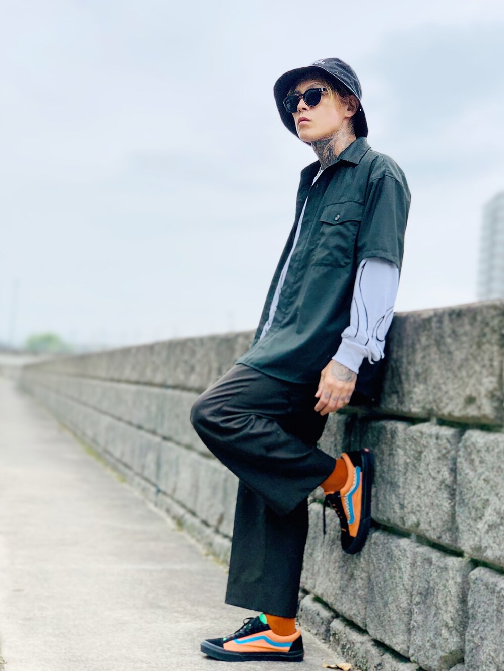 「ビックシルエット、ワイドパンツ、ビッグシルエット、オーバーサイズ、バケットハット、スニーカー、VANS、ストリート、秋コーデ、SBG、レイヤードスタイル、シンプル、休日コーデ、シャツ」｜「SPINNSの【ビッグシルエット】ファイヤー総柄プリントロンT/ロングスリーブ/クルーネック（Tシャツ/カットソー、ホワイト系）」を使った、TETUさん（メンズ・174cm）の春コーディネートの2枚目の写真