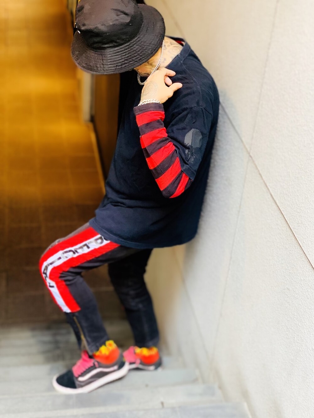 「ストリート、ストリートファッション、ストリートスタイル、ラインパンツ、ブラックデニム、スニーカー、VANS、バケットハット、秋コーデ、レイヤードスタイル、ボーダートップス、SBG、ネックレス、ブレスレット」｜「SBGのSBG CZ喜平ブレスレット（ブレスレット、シルバー系）」を使った、TETUさん（メンズ・174cm）の秋コーディネートの2枚目の写真