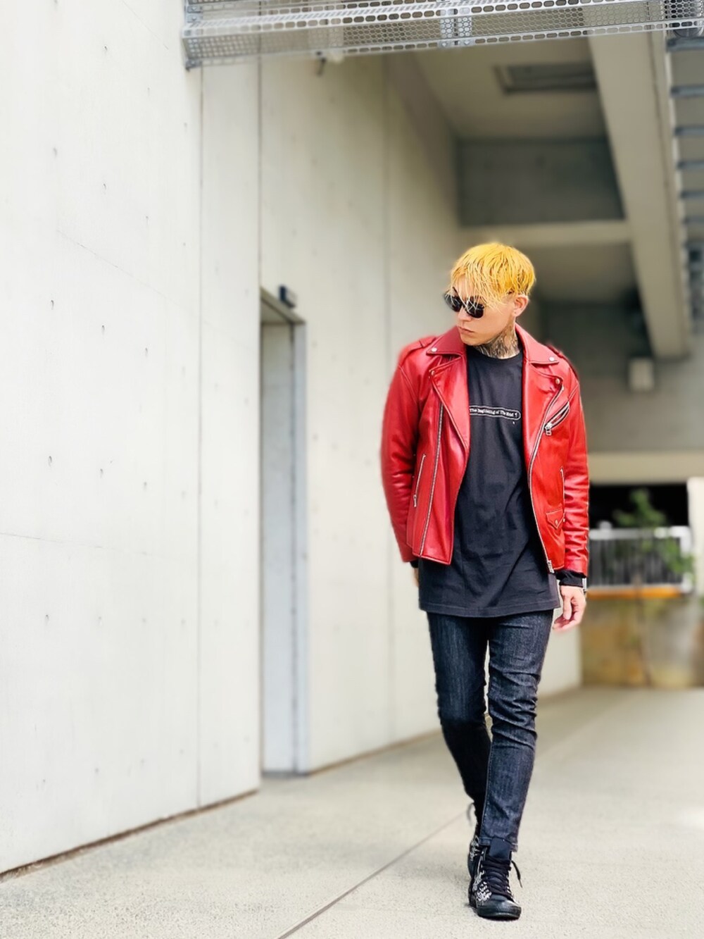 「ストリート、スニーカー、コンバース、ライダースジャケット、デニム、レディース男子、オーバーサイズ、ロンT、デニムパンツ、ストリートファッション、ストリートコーデ、ライダース」｜「MOUSSYのHL OFF SHOULDER BIKER JACKET（ライダースジャケット、レッド系）」を使った、TETUさん（メンズ・174cm）の春コーディネートの4枚目の写真
