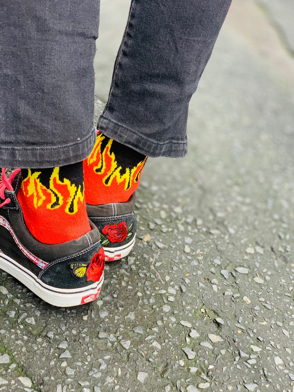 「ストリート、ストリートファッション、ストリートスタイル、ラインパンツ、ブラックデニム、スニーカー、VANS、バケットハット、秋コーデ、レイヤードスタイル、ボーダートップス、SBG、ネックレス、ブレスレット」｜「SBGのSBG CZ喜平ブレスレット（ブレスレット、シルバー系）」を使った、TETUさん（メンズ・174cm）の秋コーディネートの4枚目の写真